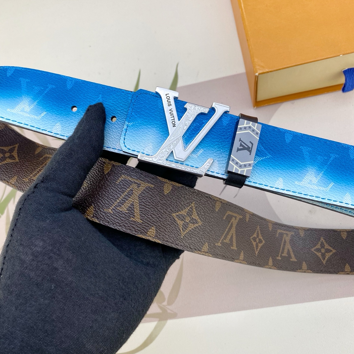 LV💕 特种皮腰带系列 ，原厂五金精品不锈钢扣，手感柔软舒适 宽3.8CM。