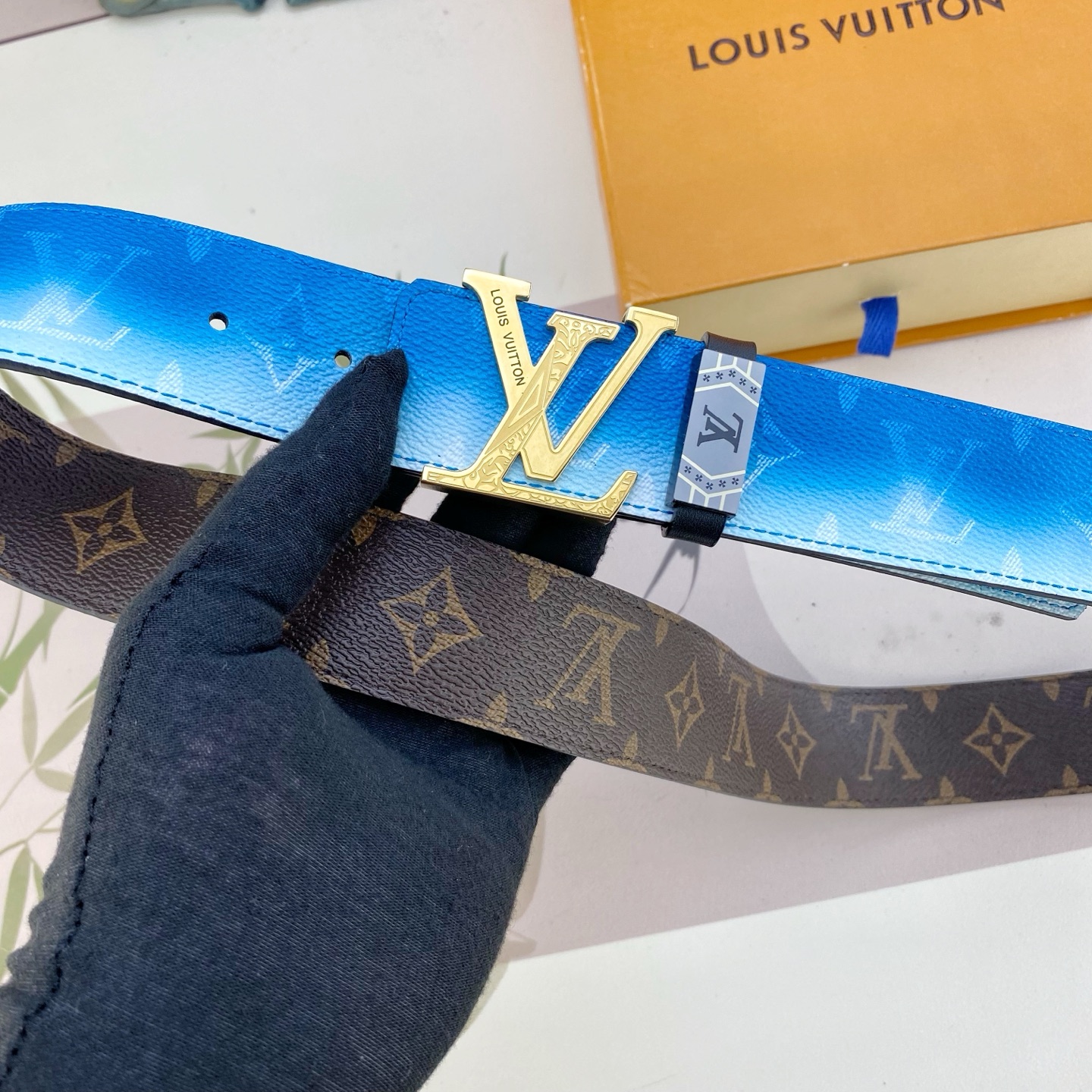LV💕 特种皮腰带系列 ，原厂五金精品不锈钢扣，手感柔软舒适 宽3.8CM。