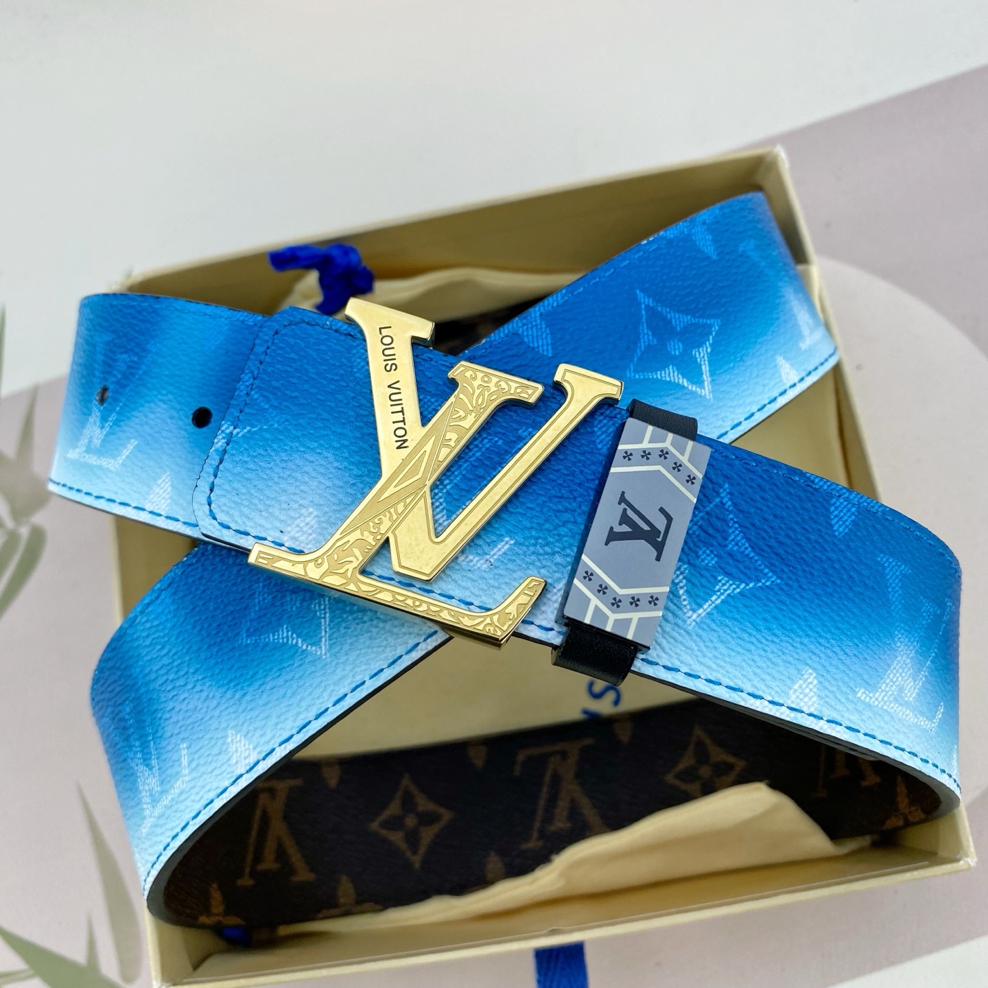 LV💕 特种皮腰带系列 ，原厂五金精品不锈钢扣，手感柔软舒适 宽3.8CM。