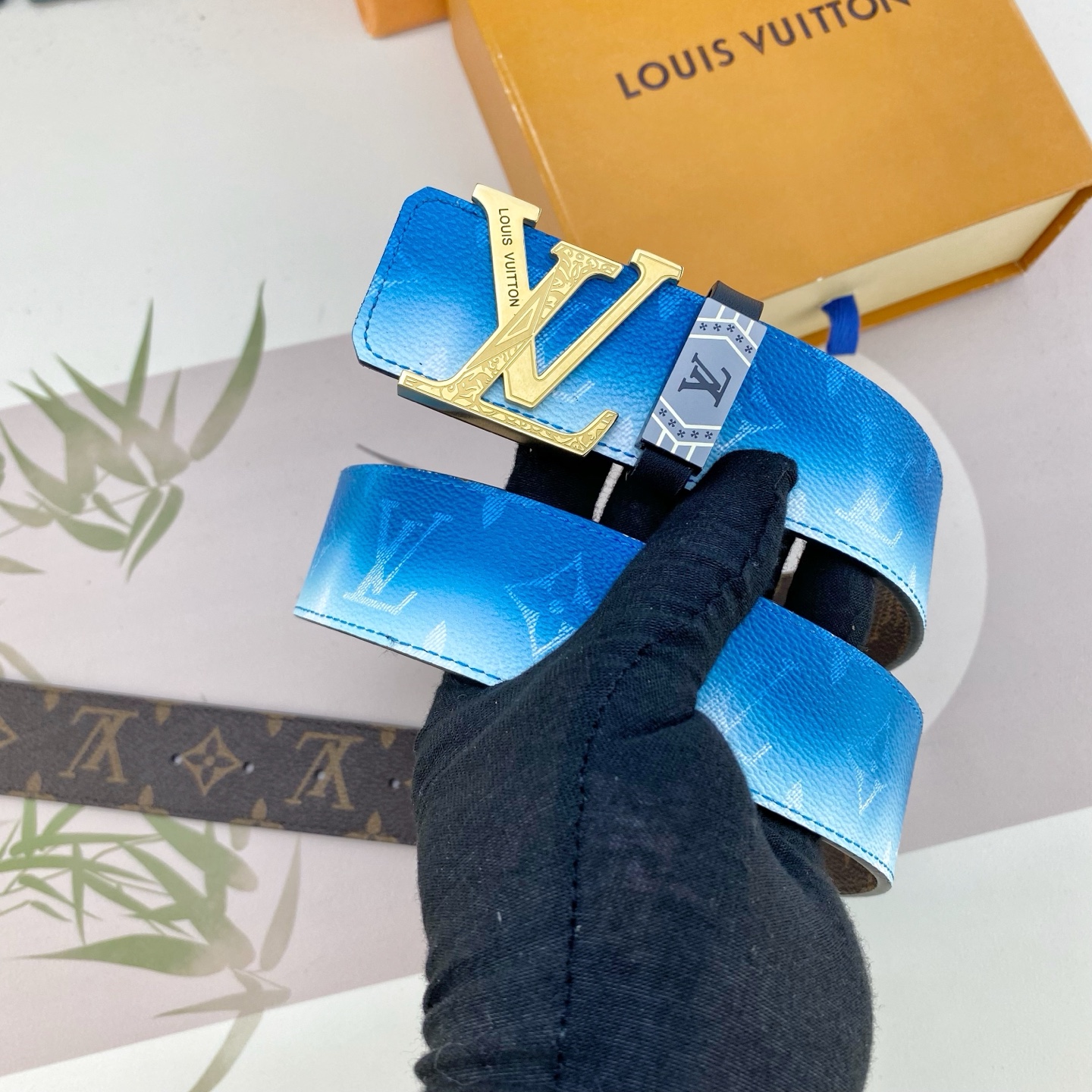 LV💕 特种皮腰带系列 ，原厂五金精品不锈钢扣，手感柔软舒适 宽3.8CM。