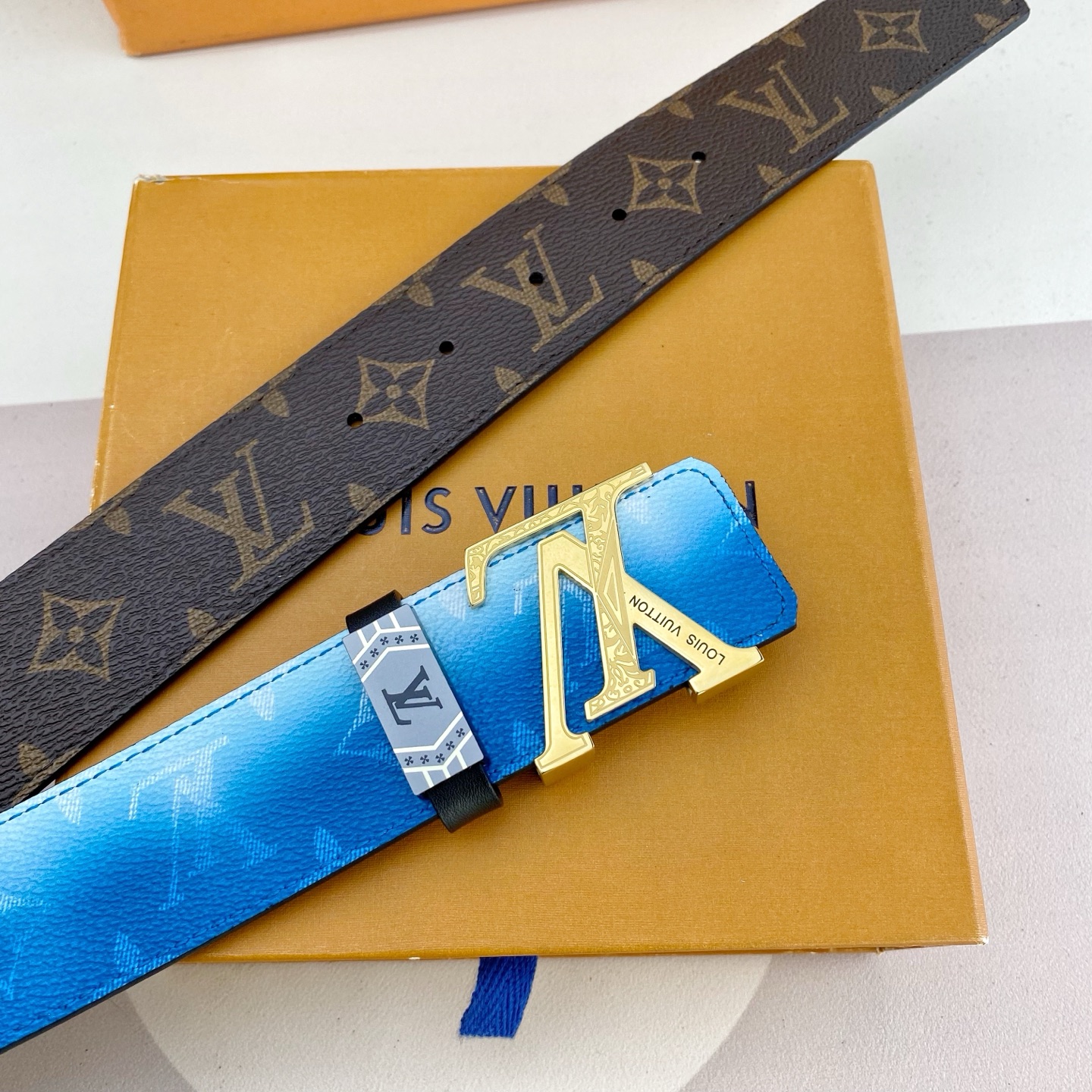 LV💕 特种皮腰带系列 ，原厂五金精品不锈钢扣，手感柔软舒适 宽3.8CM。