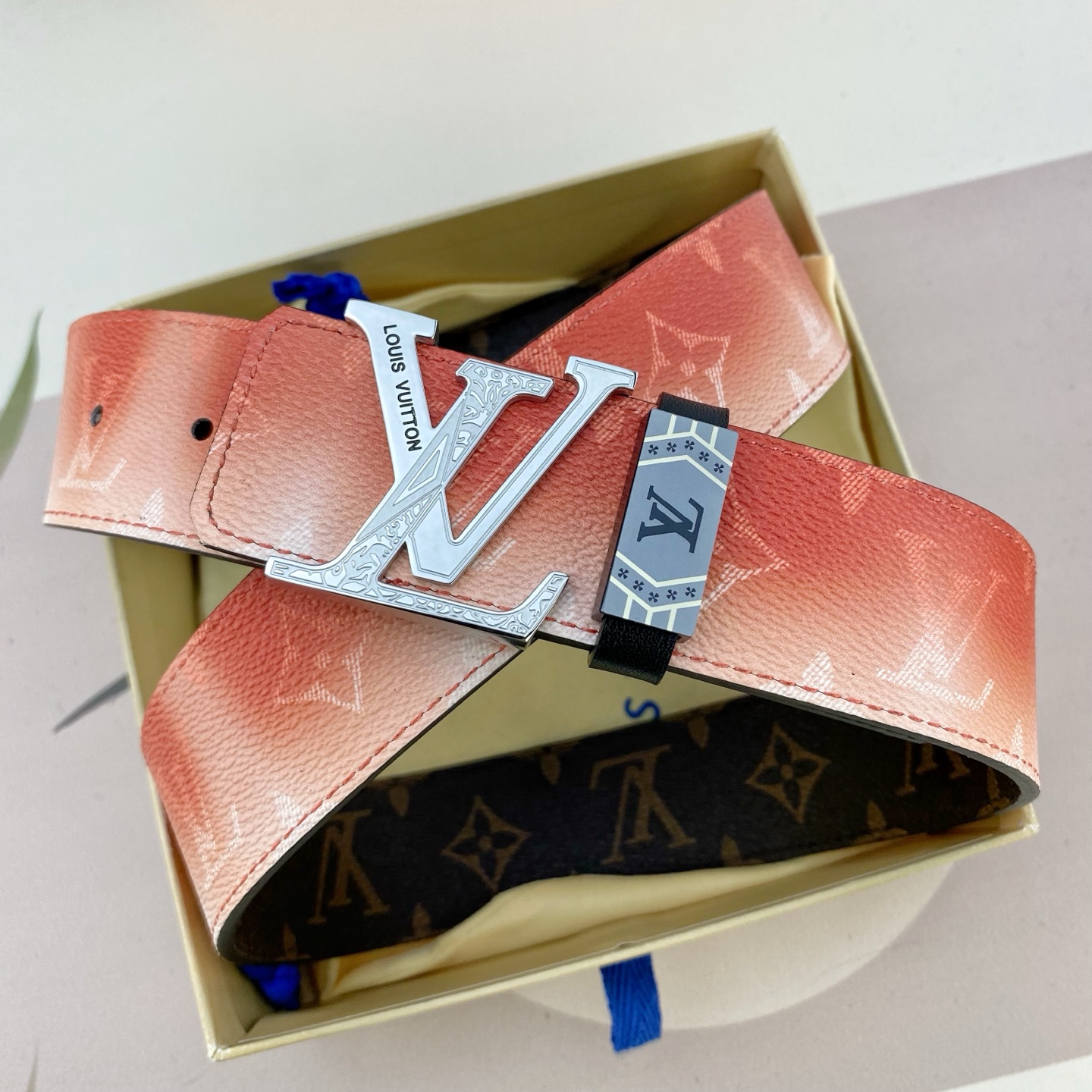 LV💕 特种皮腰带系列 ，原厂五金精品不锈钢扣，手感柔软舒适 宽3.8CM。