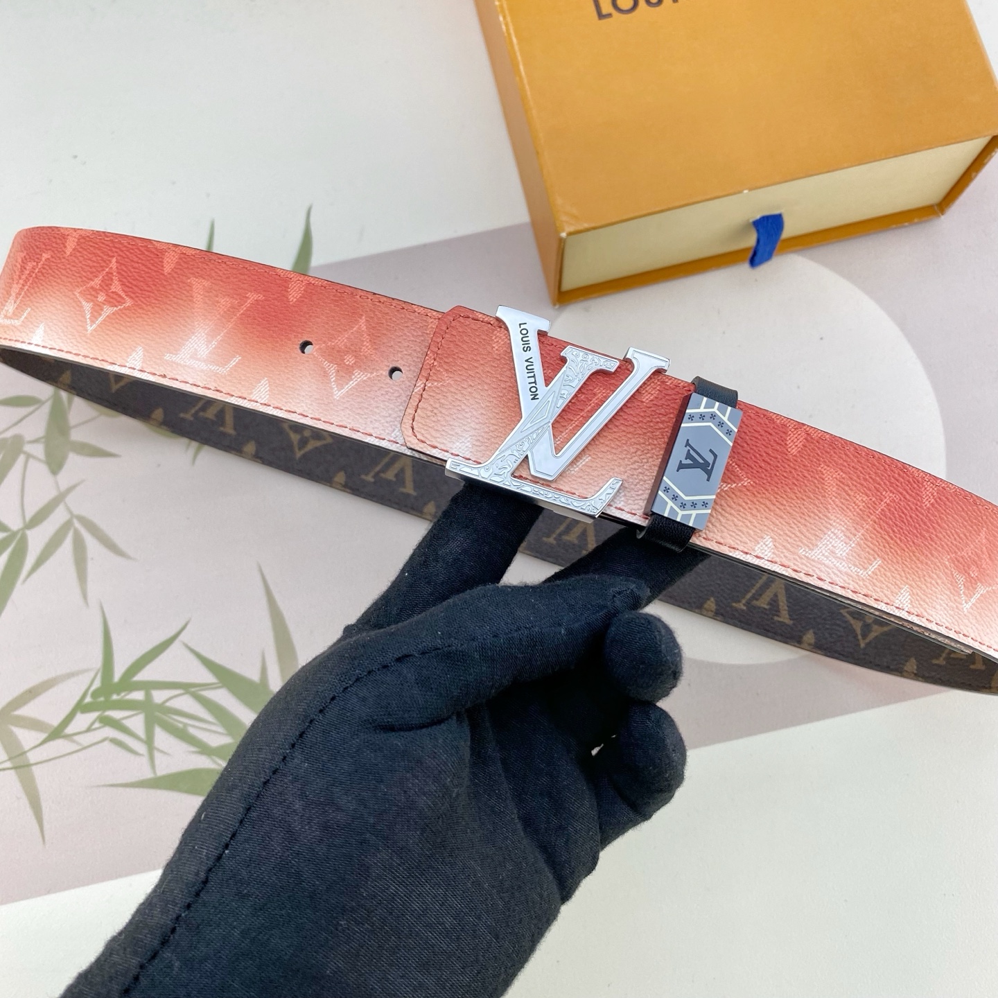 LV💕 特种皮腰带系列 ，原厂五金精品不锈钢扣，手感柔软舒适 宽3.8CM。