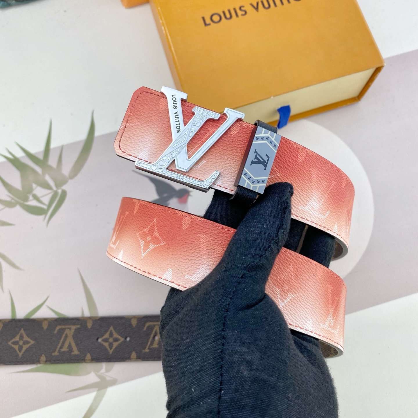 LV💕 特种皮腰带系列 ，原厂五金精品不锈钢扣，手感柔软舒适 宽3.8CM。