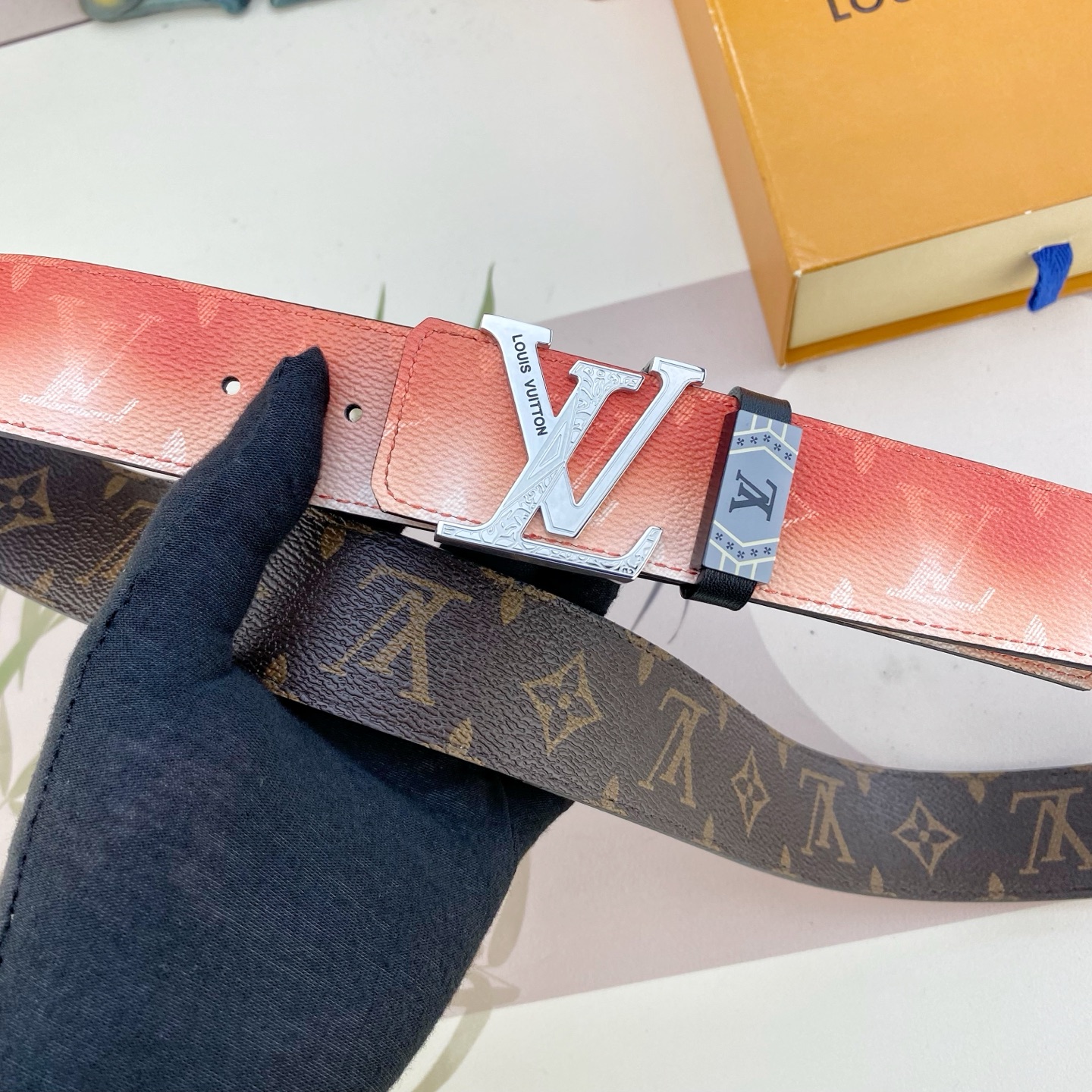 LV💕 特种皮腰带系列 ，原厂五金精品不锈钢扣，手感柔软舒适 宽3.8CM。