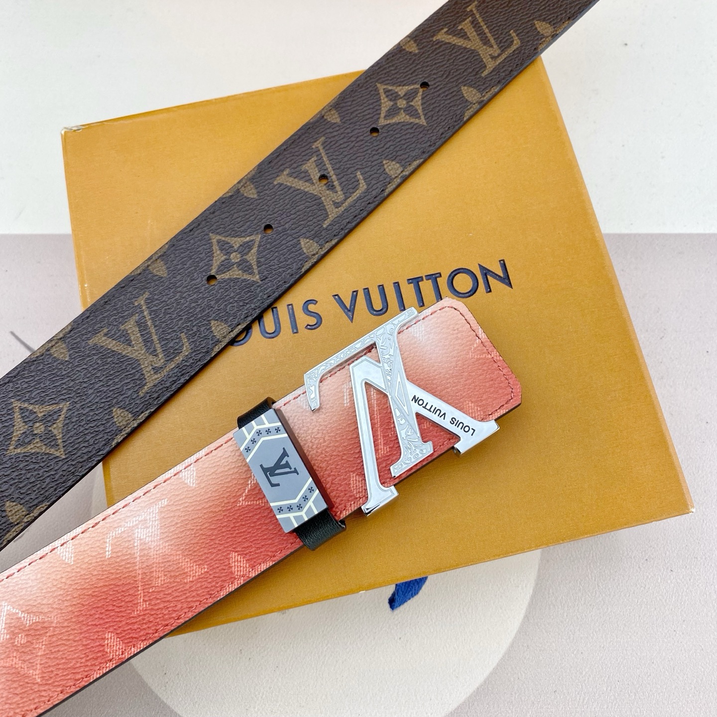 LV💕 特种皮腰带系列 ，原厂五金精品不锈钢扣，手感柔软舒适 宽3.8CM。