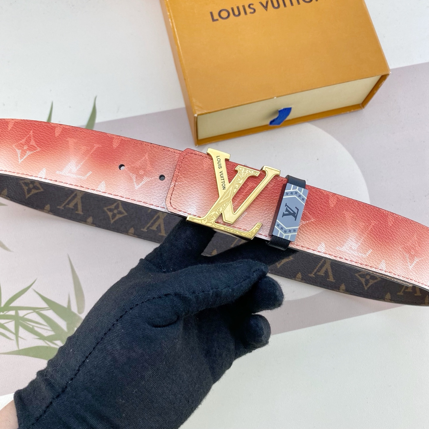 LV💕 特种皮腰带系列 ，原厂五金精品不锈钢扣，手感柔软舒适 宽3.8CM。