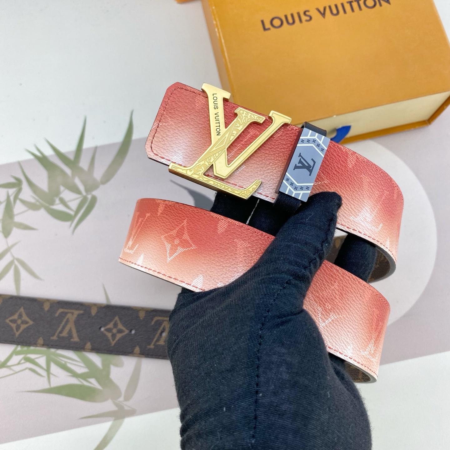 LV💕 特种皮腰带系列 ，原厂五金精品不锈钢扣，手感柔软舒适 宽3.8CM。