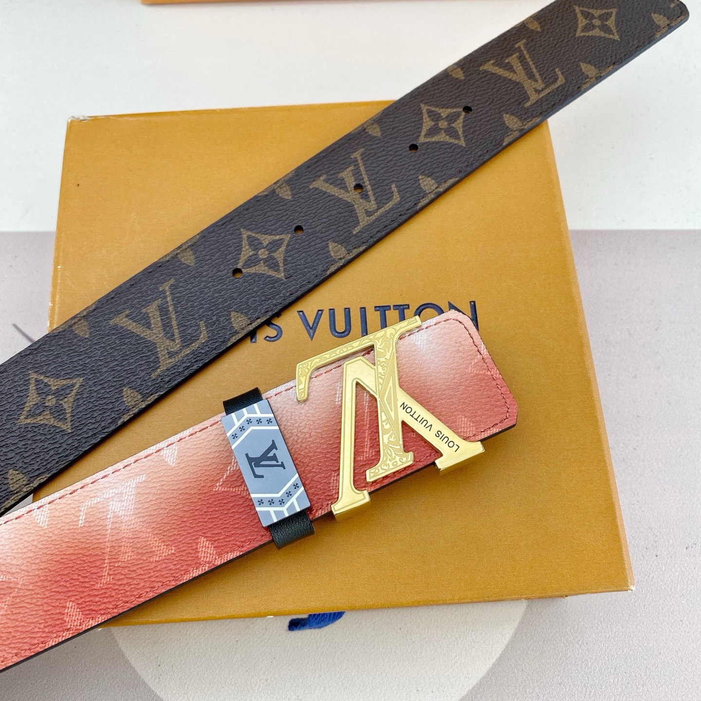 LV💕 特种皮腰带系列 ，原厂五金精品不锈钢扣，手感柔软舒适 宽3.8CM。