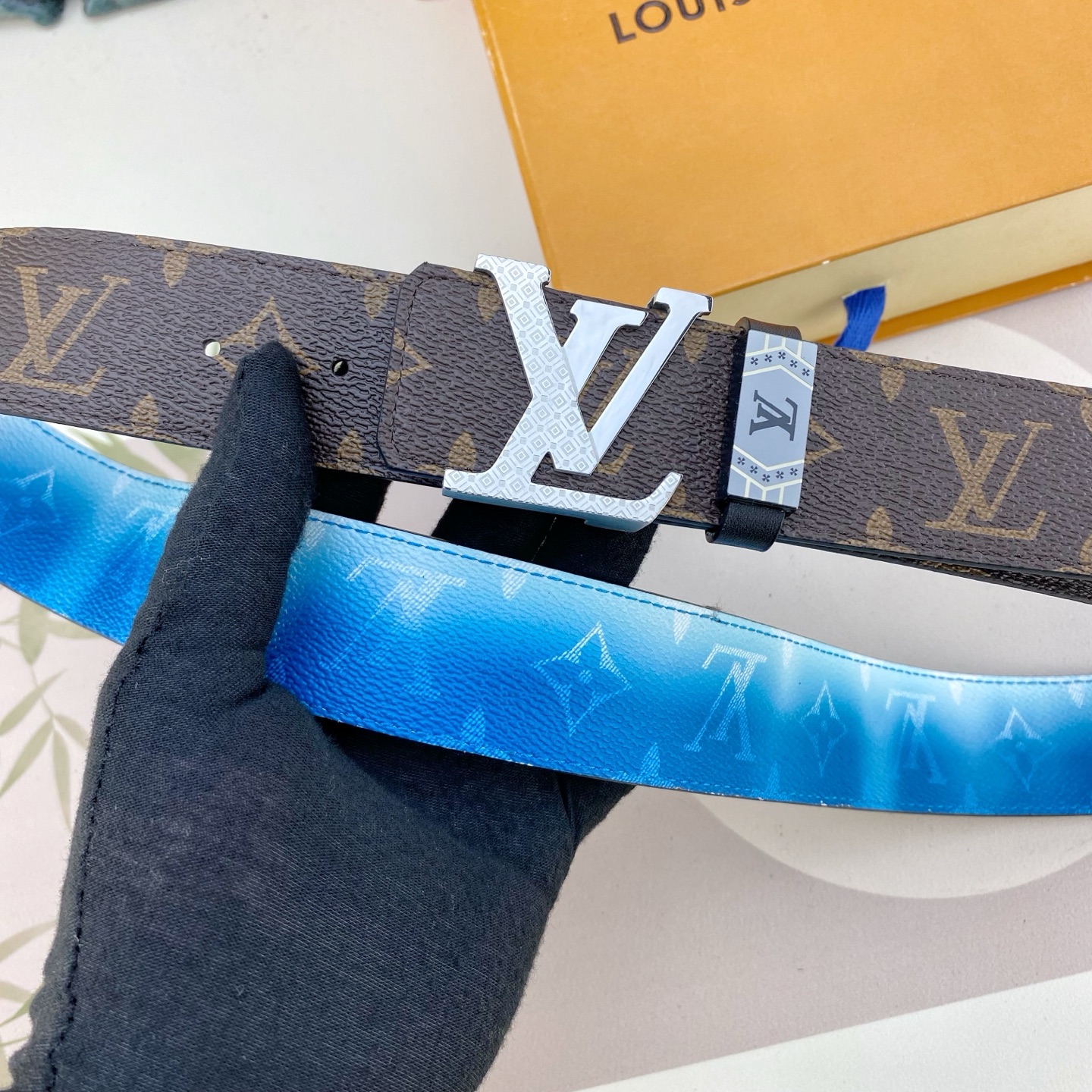 LV💕 特种皮腰带系列 ，原厂五金精品不锈钢扣，手感柔软舒适 宽3.8CM。