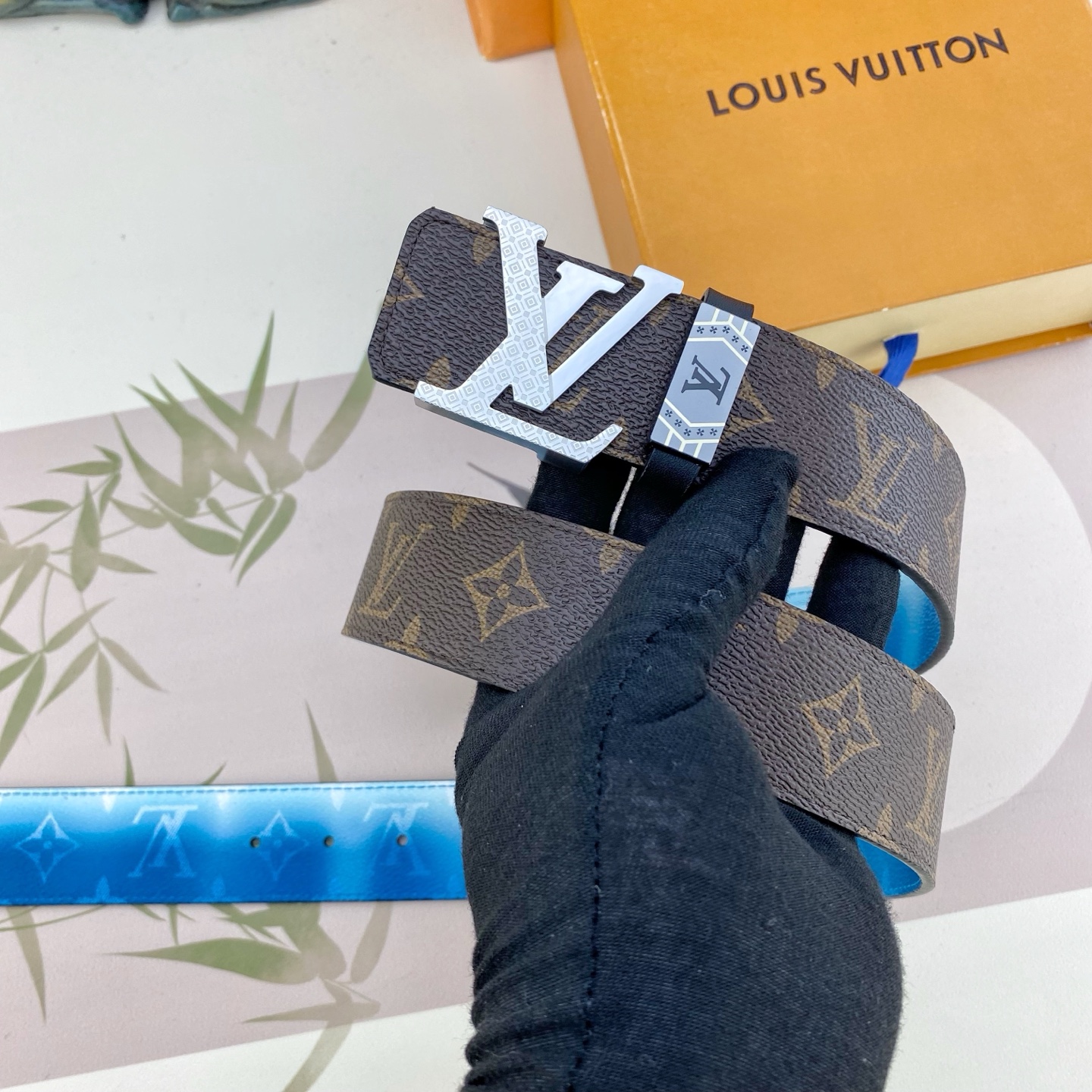 LV💕 特种皮腰带系列 ，原厂五金精品不锈钢扣，手感柔软舒适 宽3.8CM。