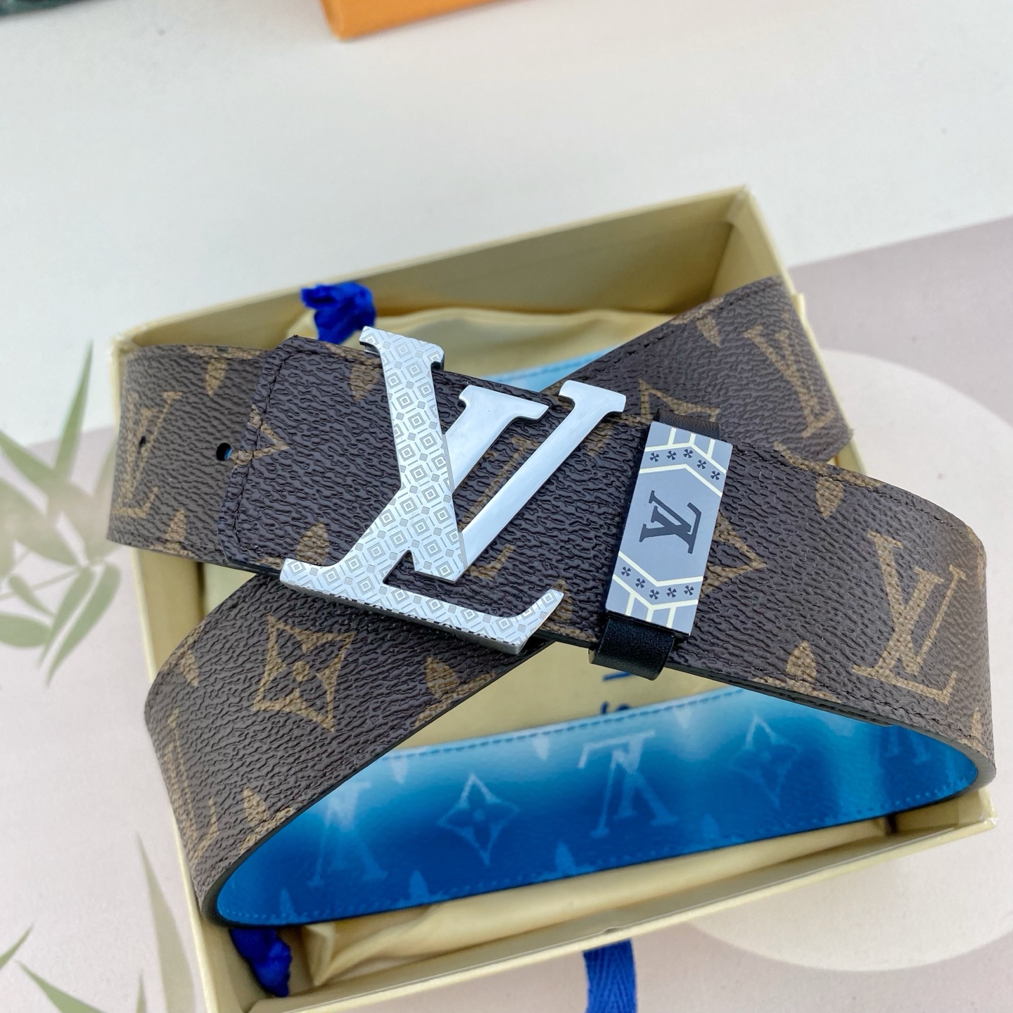 LV💕 特种皮腰带系列 ，原厂五金精品不锈钢扣，手感柔软舒适 宽3.8CM。