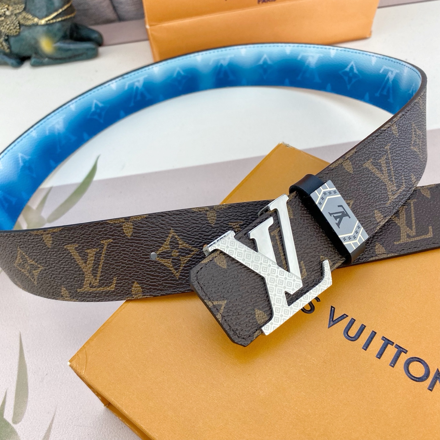 LV💕 特种皮腰带系列 ，原厂五金精品不锈钢扣，手感柔软舒适 宽3.8CM。