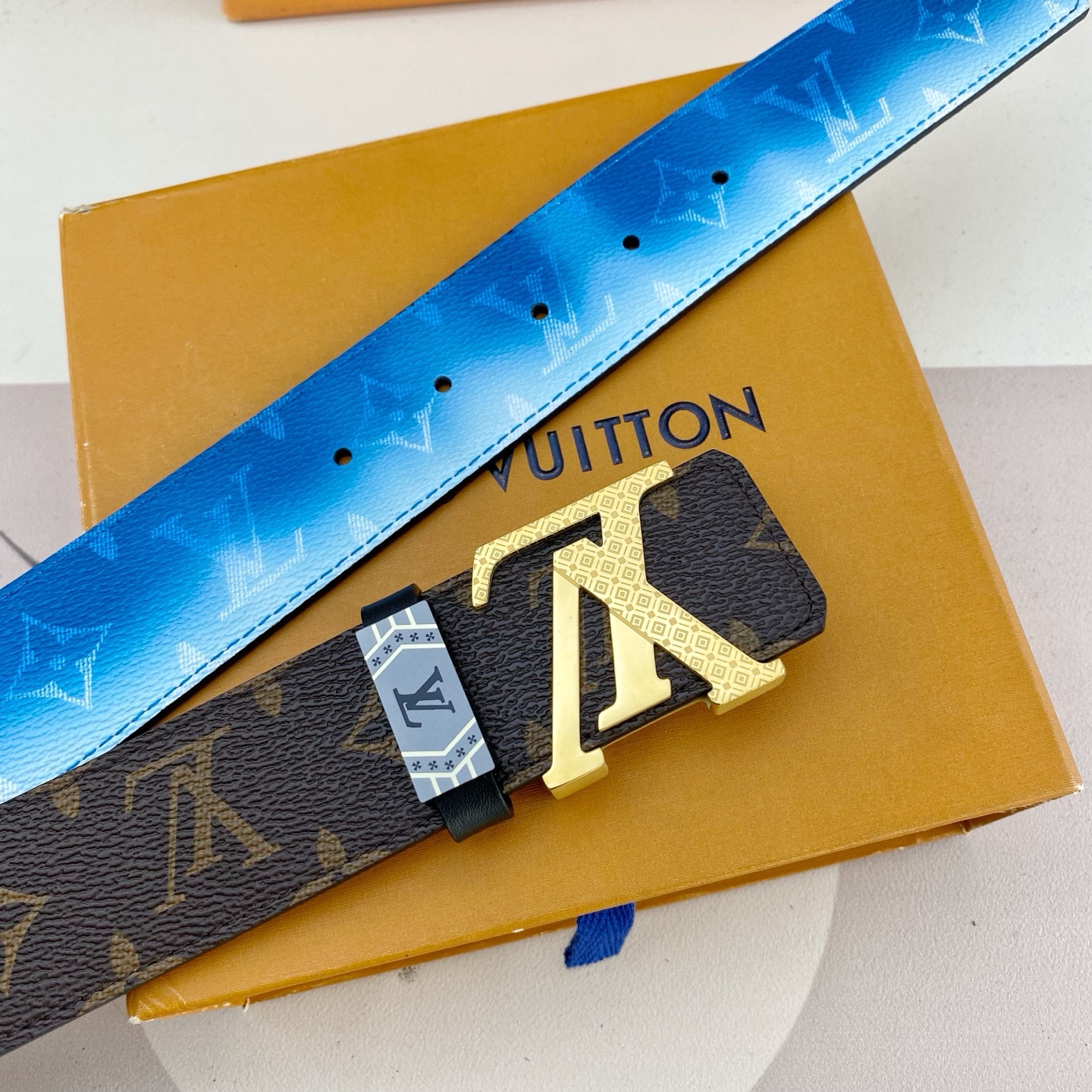 LV💕 特种皮腰带系列 ，原厂五金精品不锈钢扣，手感柔软舒适 宽3.8CM。