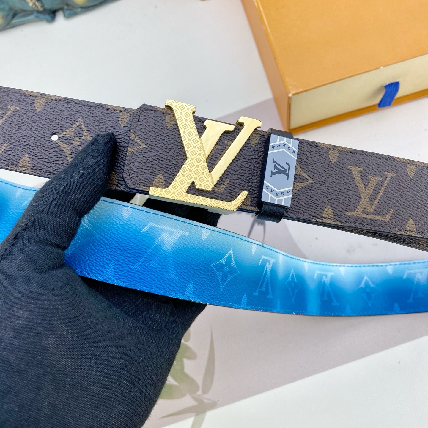 LV💕 特种皮腰带系列 ，原厂五金精品不锈钢扣，手感柔软舒适 宽3.8CM。