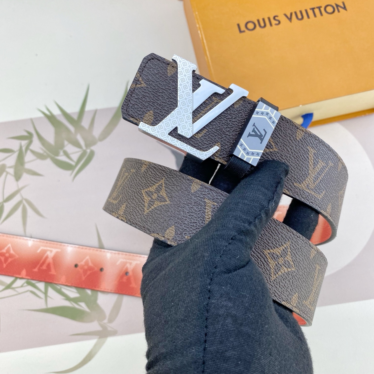 LV💕 特种皮腰带系列 ，原厂五金精品不锈钢扣，手感柔软舒适 宽3.8CM。