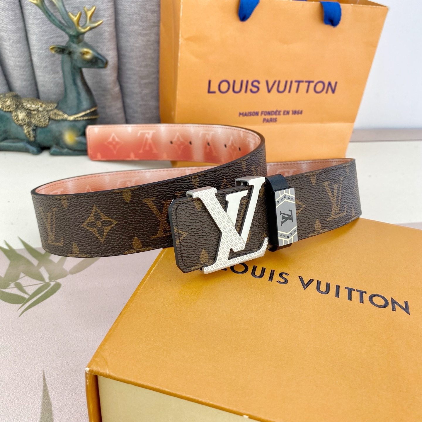 LV💕 特种皮腰带系列 ，原厂五金精品不锈钢扣，手感柔软舒适 宽3.8CM。
