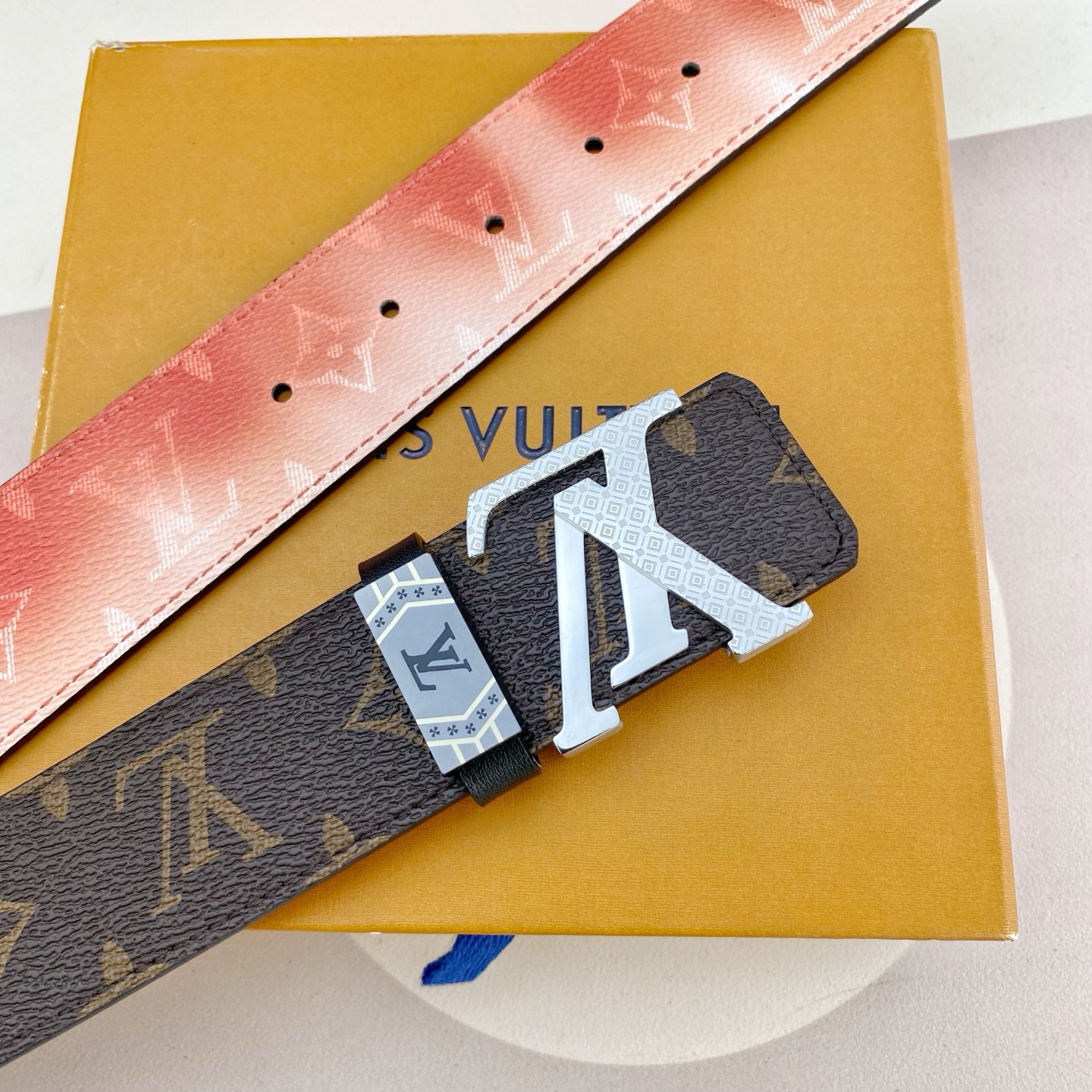 LV💕 特种皮腰带系列 ，原厂五金精品不锈钢扣，手感柔软舒适 宽3.8CM。