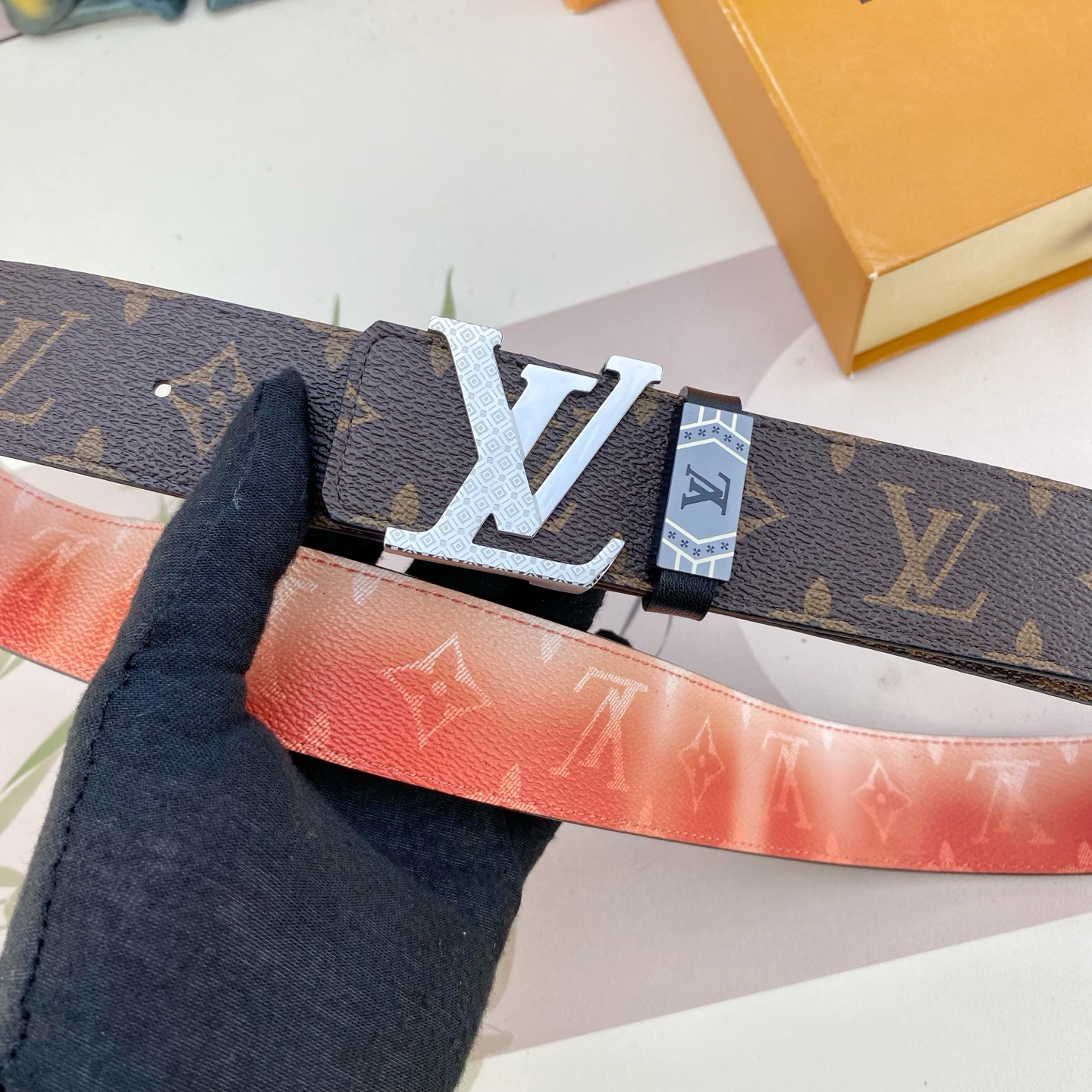 LV💕 特种皮腰带系列 ，原厂五金精品不锈钢扣，手感柔软舒适 宽3.8CM。
