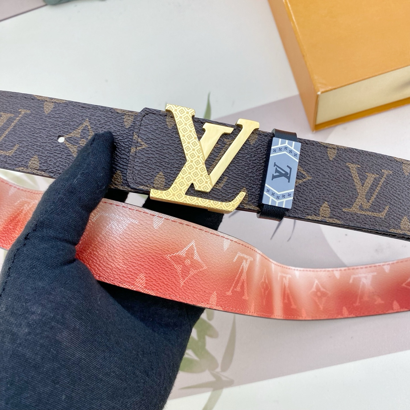 LV💕 特种皮腰带系列 ，原厂五金精品不锈钢扣，手感柔软舒适 宽3.8CM。