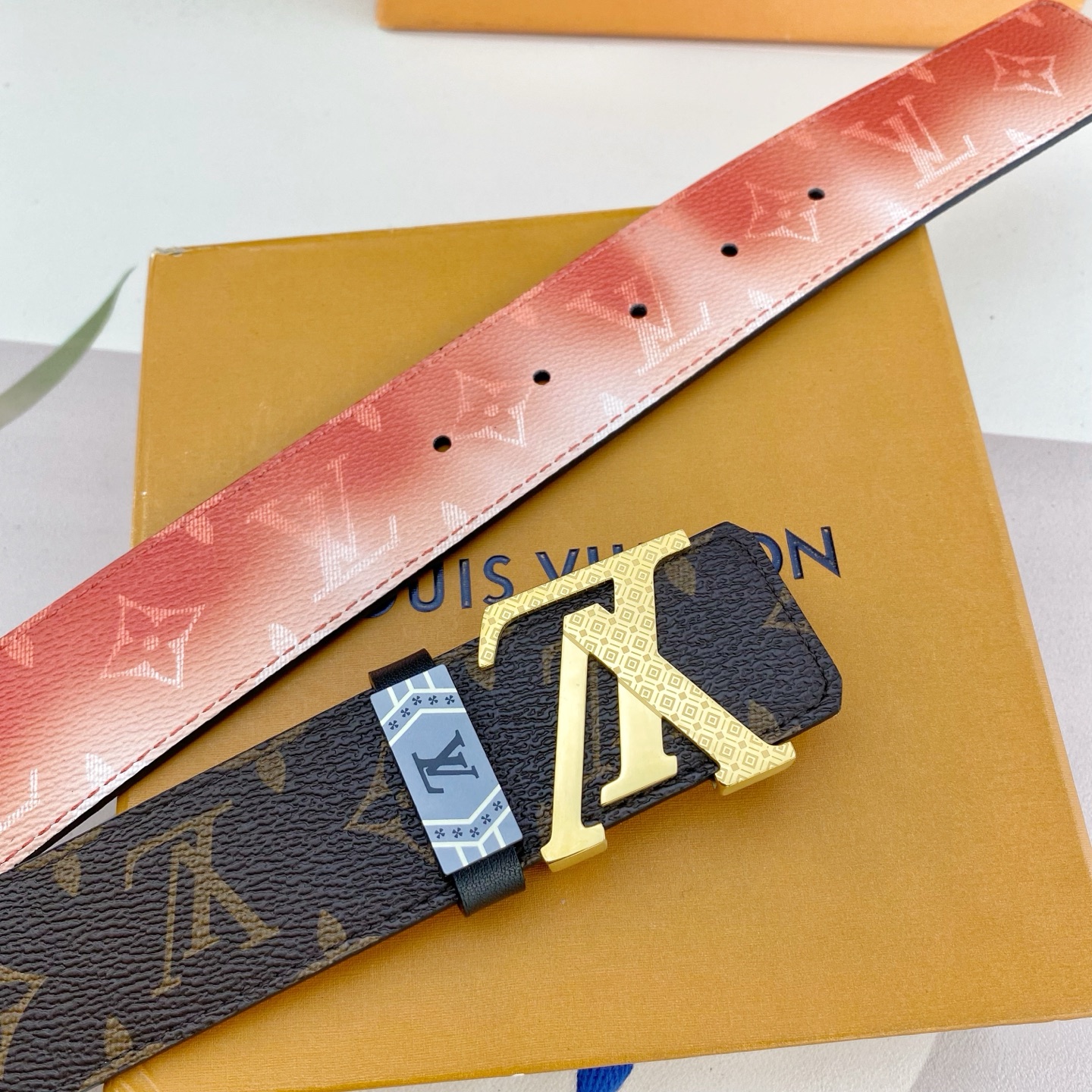 LV💕 特种皮腰带系列 ，原厂五金精品不锈钢扣，手感柔软舒适 宽3.8CM。