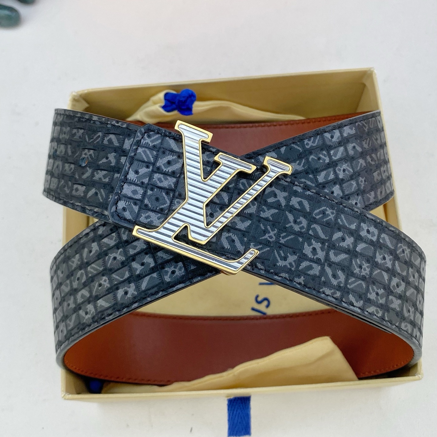 LV💕 特种皮腰带系列 ，原厂五金精品不锈钢钻扣，手感柔软舒适 宽3.8CM。