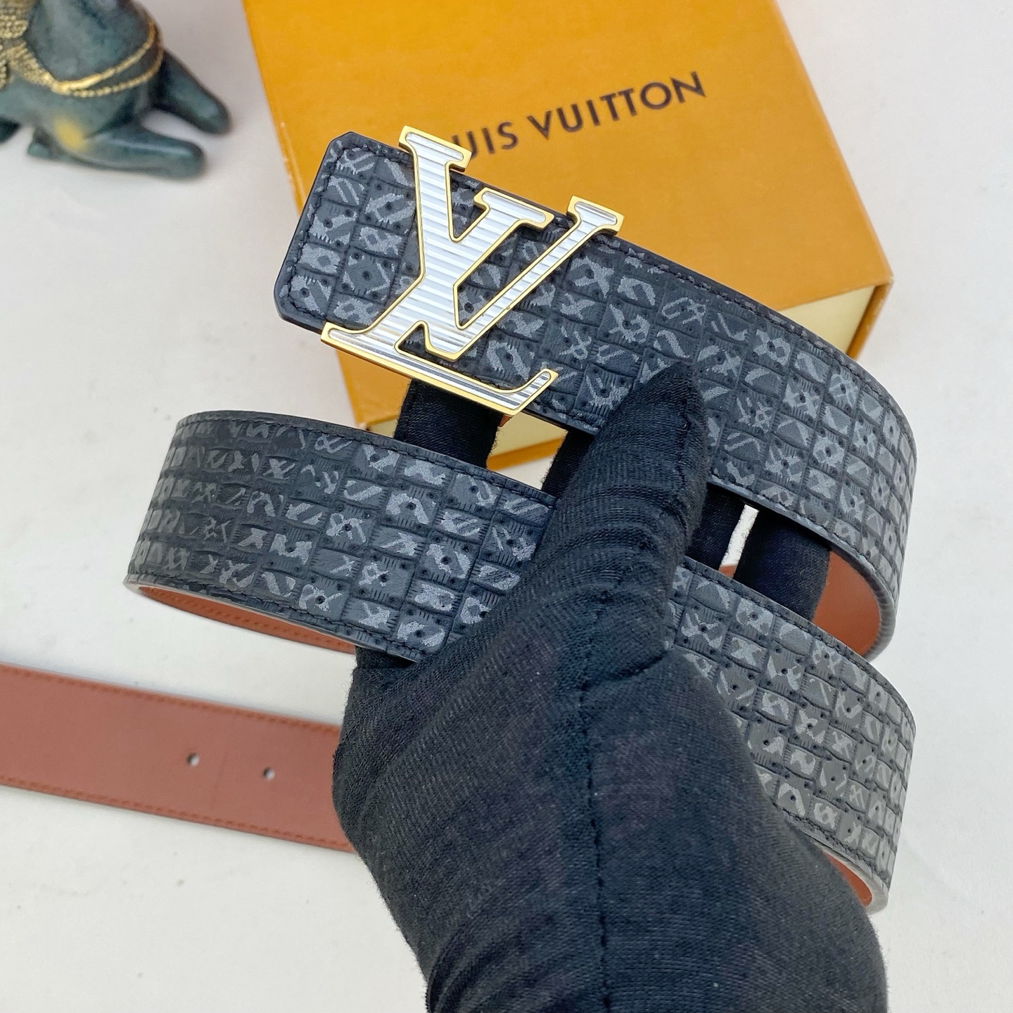 LV💕 特种皮腰带系列 ，原厂五金精品不锈钢钻扣，手感柔软舒适 宽3.8CM。