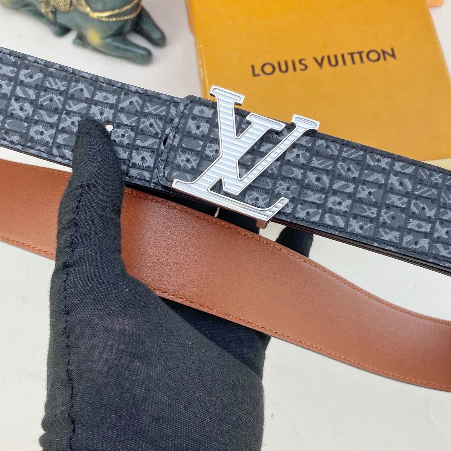 LV💕 特种皮腰带系列 ，原厂五金精品不锈钢钻扣，手感柔软舒适 宽3.8CM。