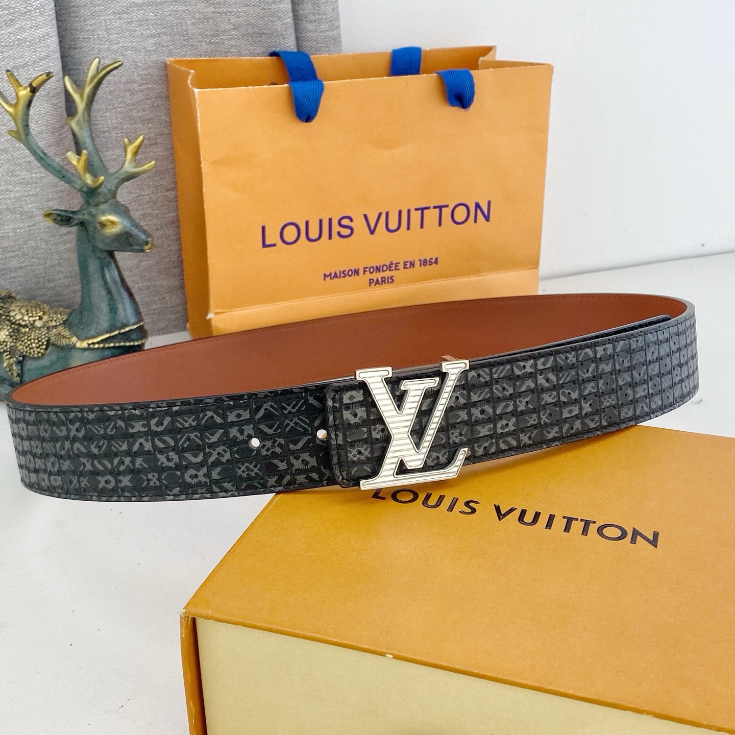LV💕 特种皮腰带系列 ，原厂五金精品不锈钢钻扣，手感柔软舒适 宽3.8CM。