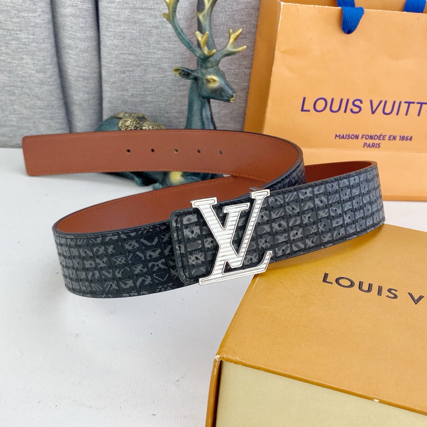 LV💕 特种皮腰带系列 ，原厂五金精品不锈钢钻扣，手感柔软舒适 宽3.8CM。