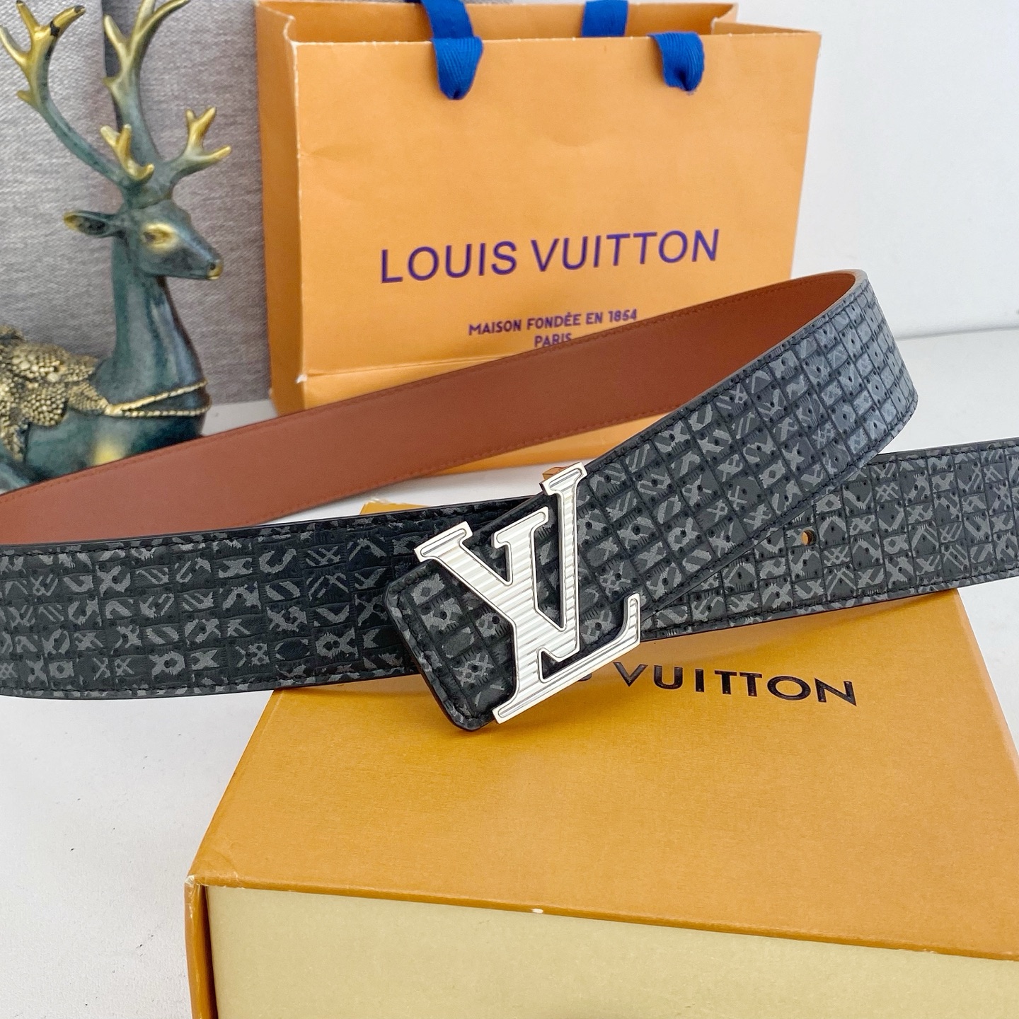 LV💕 特种皮腰带系列 ，原厂五金精品不锈钢钻扣，手感柔软舒适 宽3.8CM。