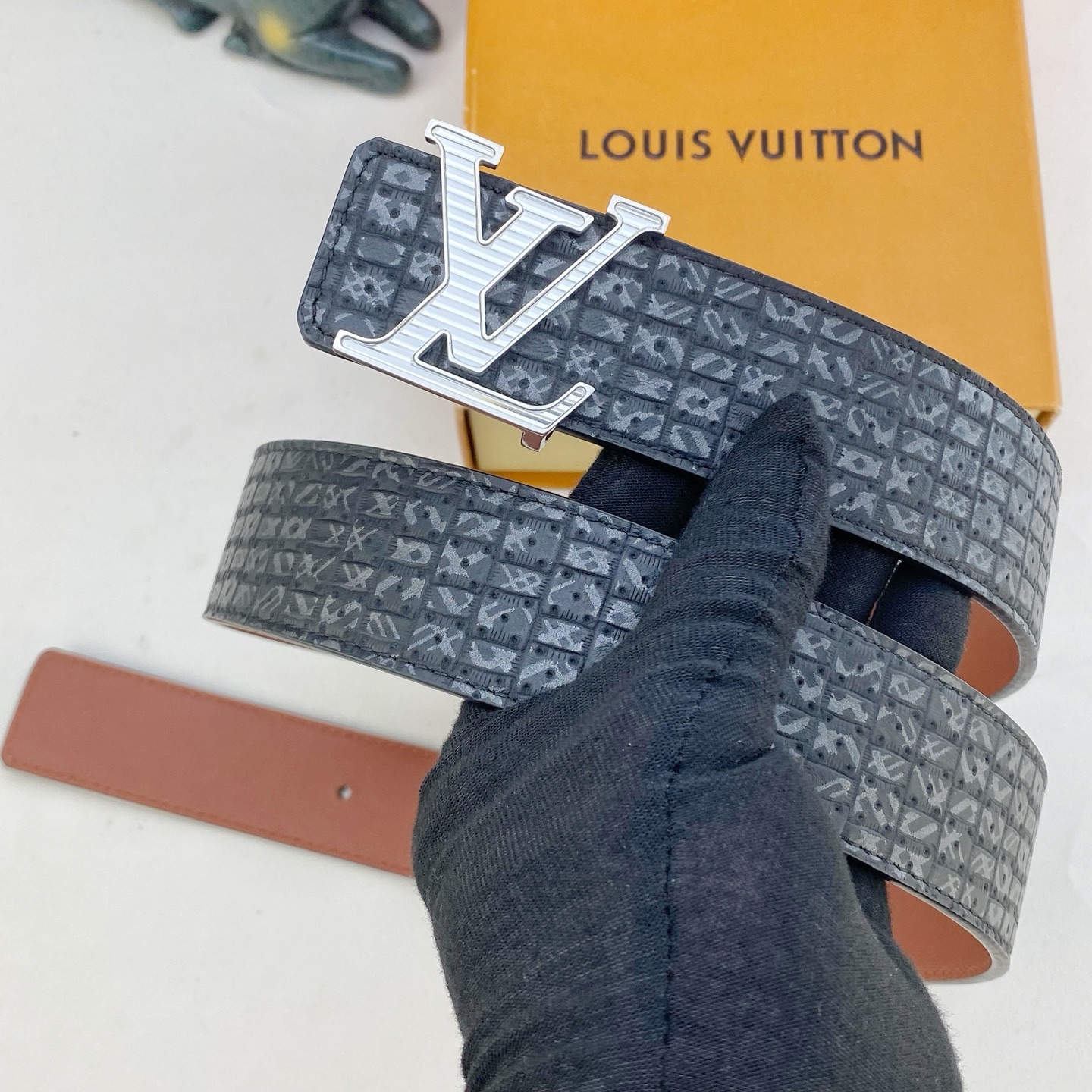 LV💕 特种皮腰带系列 ，原厂五金精品不锈钢钻扣，手感柔软舒适 宽3.8CM。