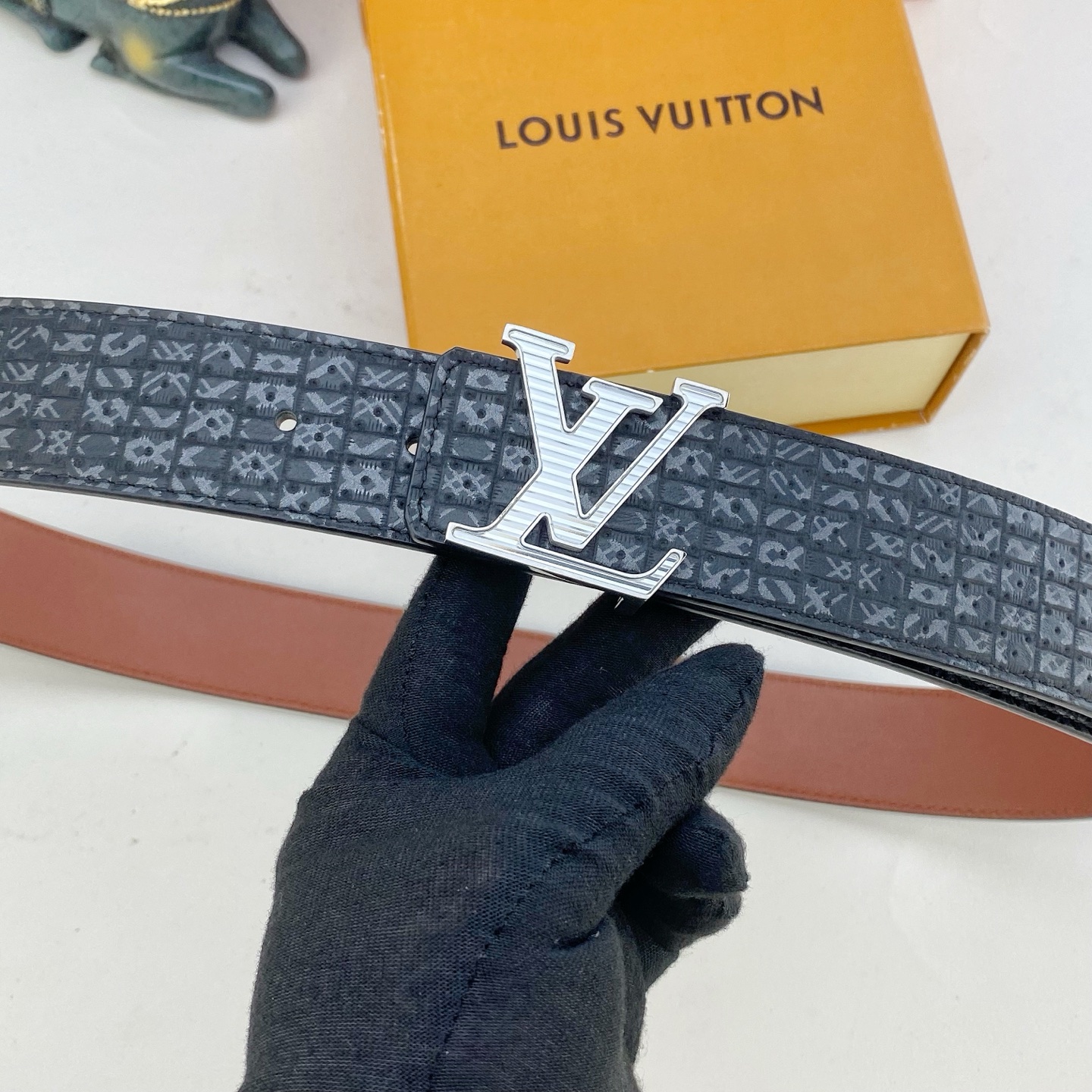LV💕 特种皮腰带系列 ，原厂五金精品不锈钢钻扣，手感柔软舒适 宽3.8CM。