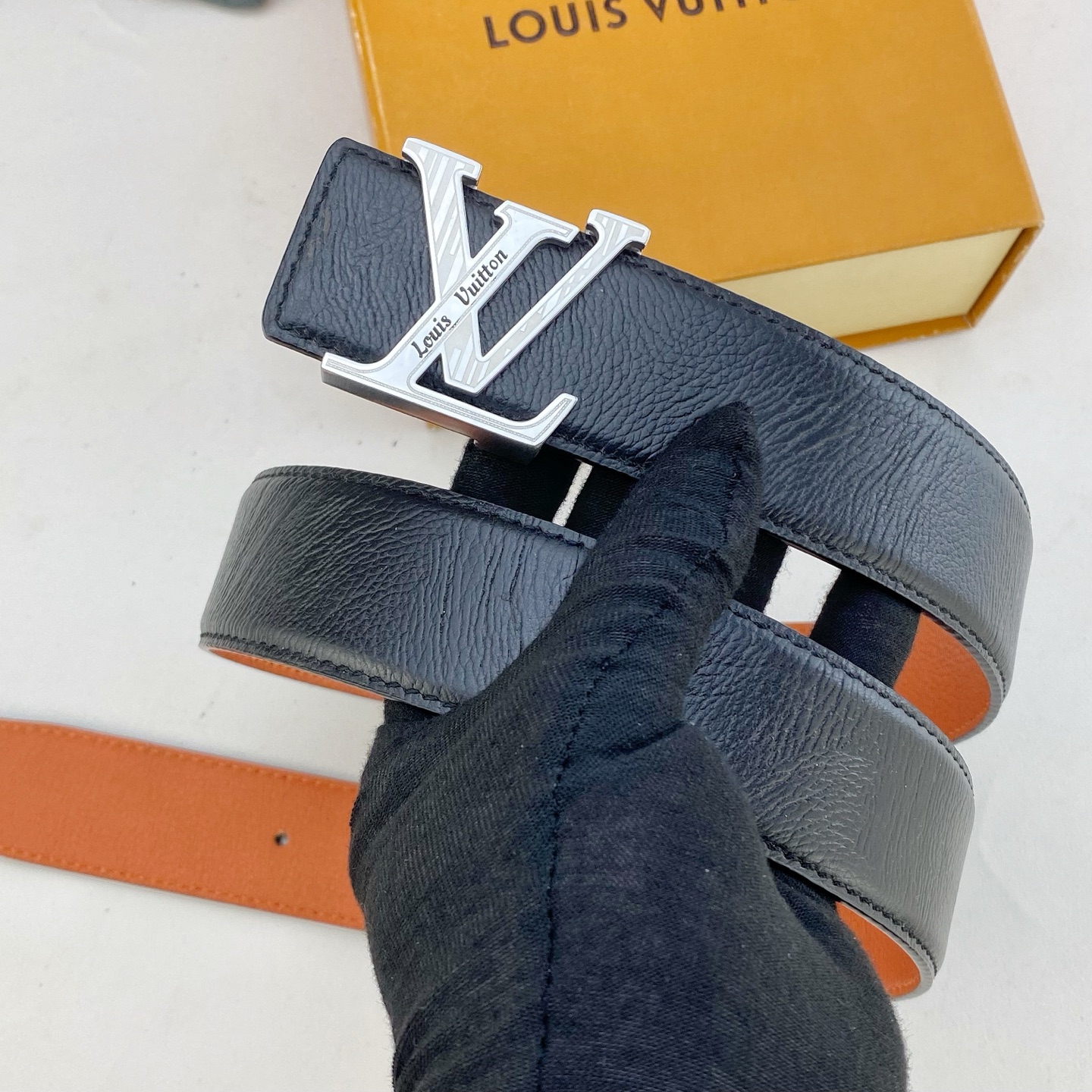 LV💕 特种皮腰带系列 ，原厂五金精品不锈钢钻扣，手感柔软舒适 宽3.8CM。