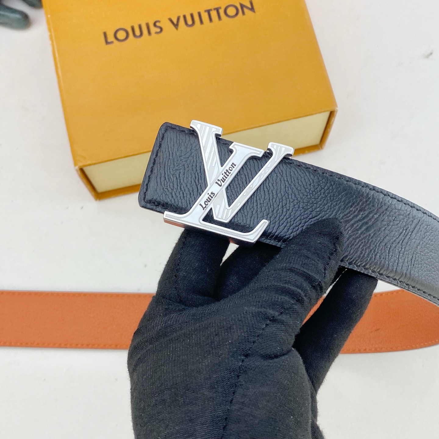 LV💕 特种皮腰带系列 ，原厂五金精品不锈钢钻扣，手感柔软舒适 宽3.8CM。