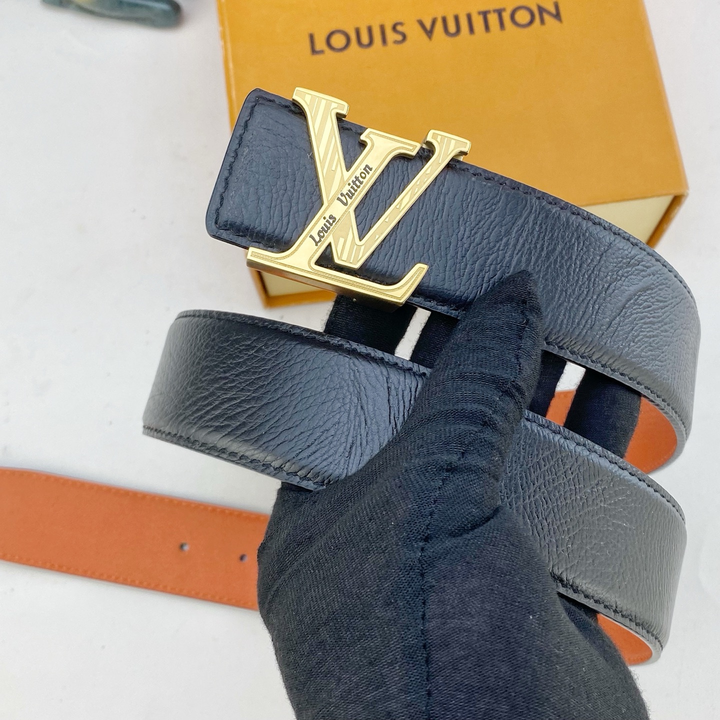 LV💕 特种皮腰带系列 ，原厂五金精品不锈钢钻扣，手感柔软舒适 宽3.8CM。