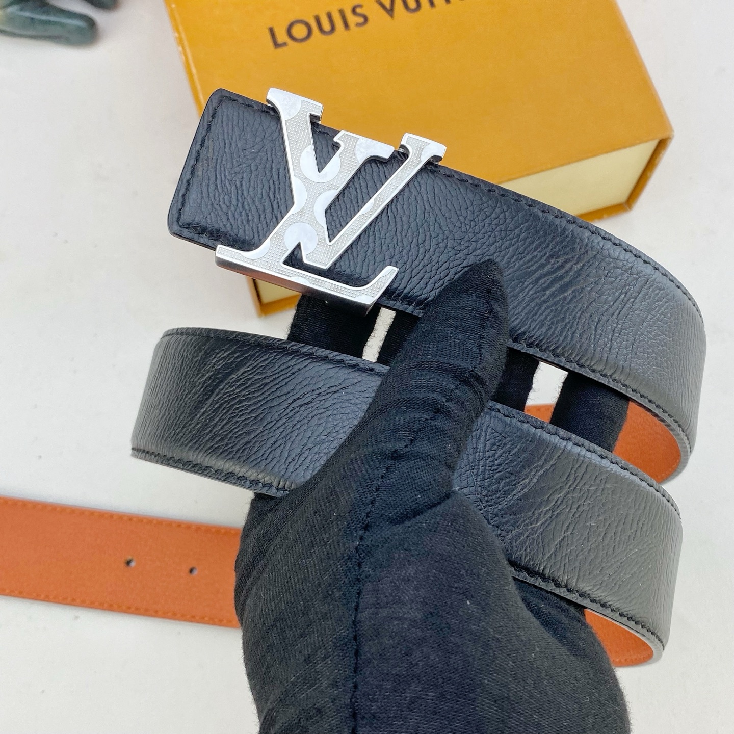 LV💕 特种皮腰带系列 ，原厂五金精品不锈钢钻扣，手感柔软舒适 宽3.8CM。