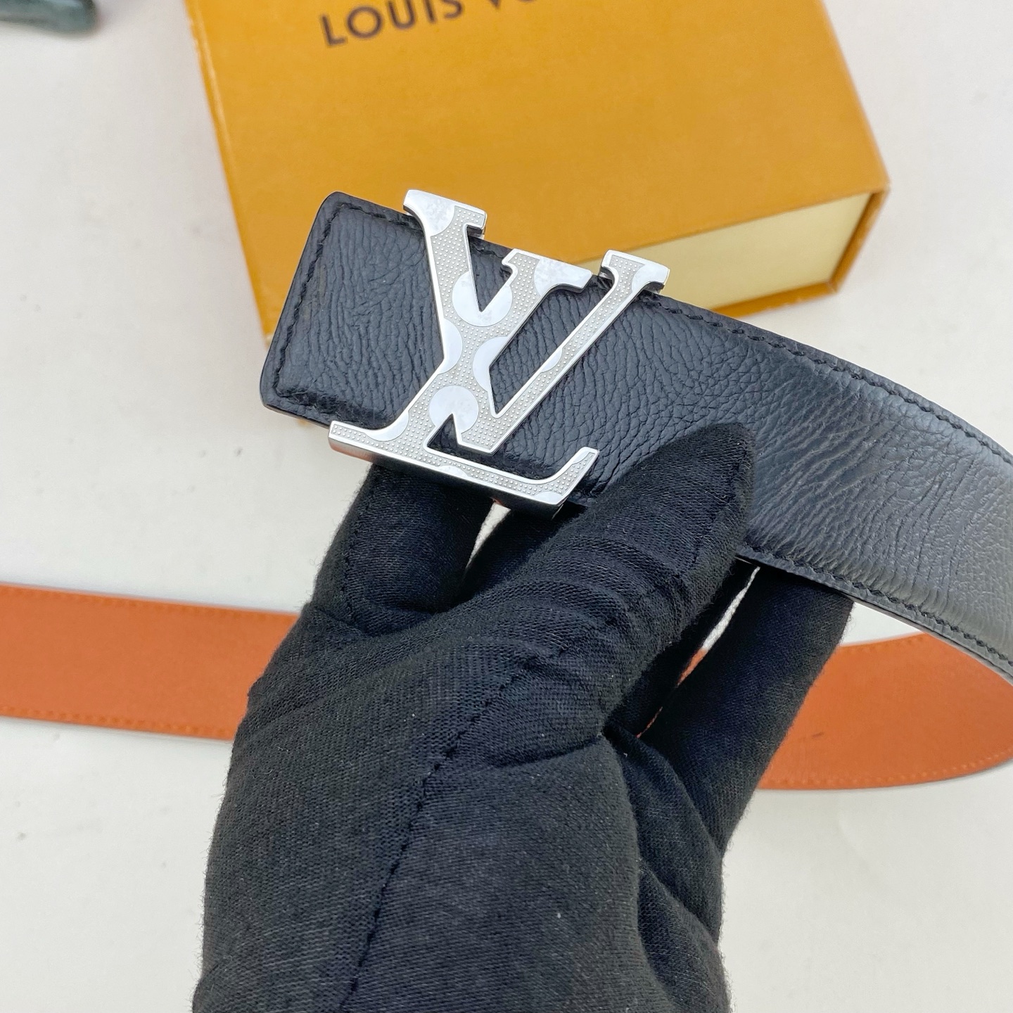 LV💕 特种皮腰带系列 ，原厂五金精品不锈钢钻扣，手感柔软舒适 宽3.8CM。