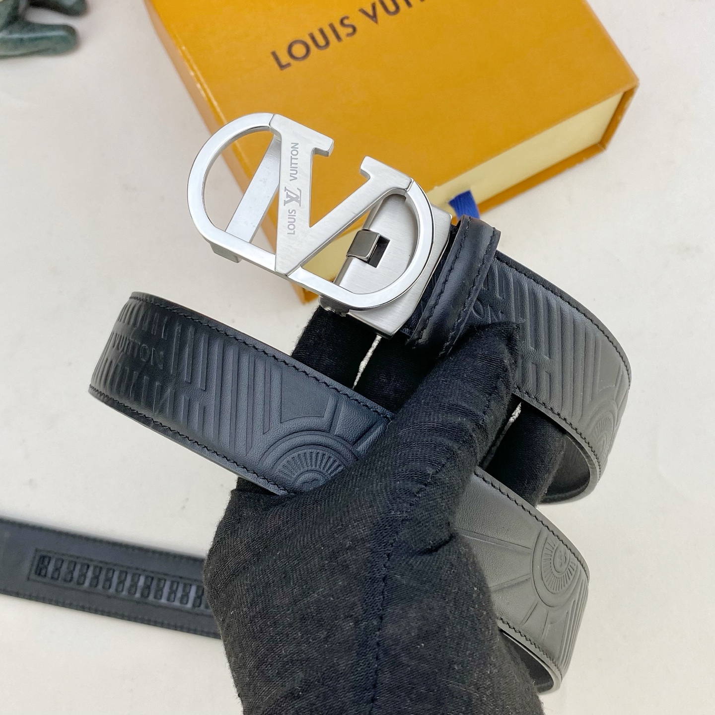LV💕 特种皮腰带自动带系列 ，原厂五金精品不锈钢扣，手感柔软舒适 宽3.5CM。