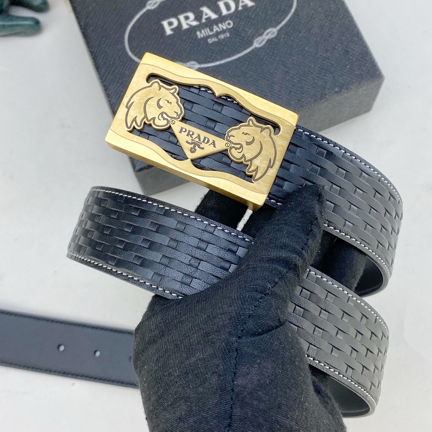 普拉达💕 特种皮腰带系列 ，原厂五金精品不锈钢扣，手感柔软舒适 宽3.8CM。