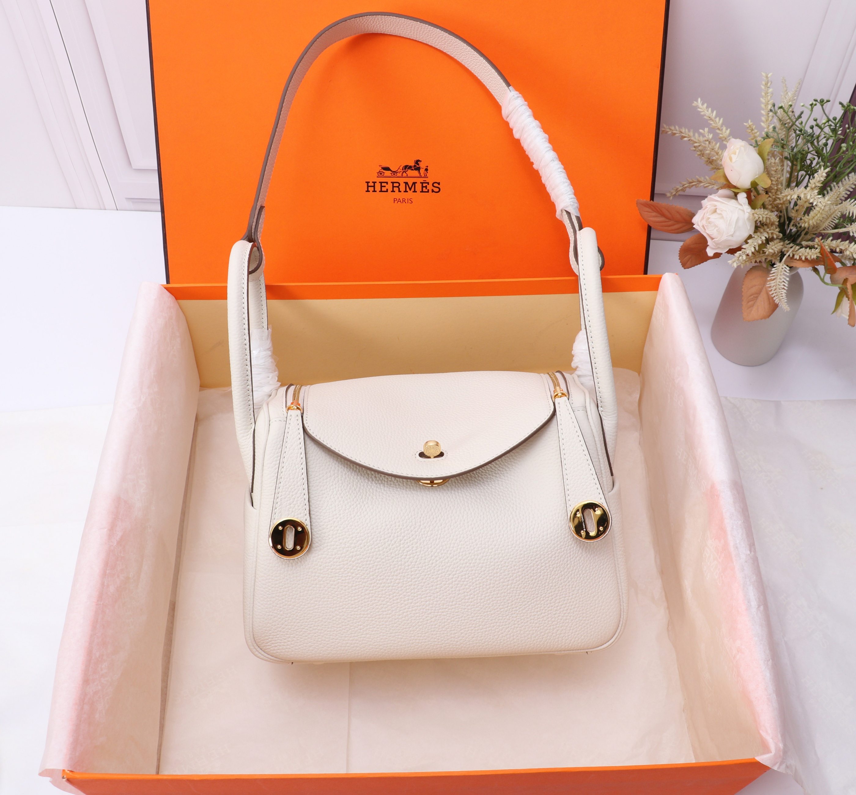 琳迪lindy 26cm批: 💰 颜色:奶昔白金扣 Tc皮 莎菲线缝制 防伪线清晰 lindy26保留了琳迪包所有细节的完整设计,侧口袋、拉链等全部都是经典的设计√ 这只小可爱暴击了多少人的少女心