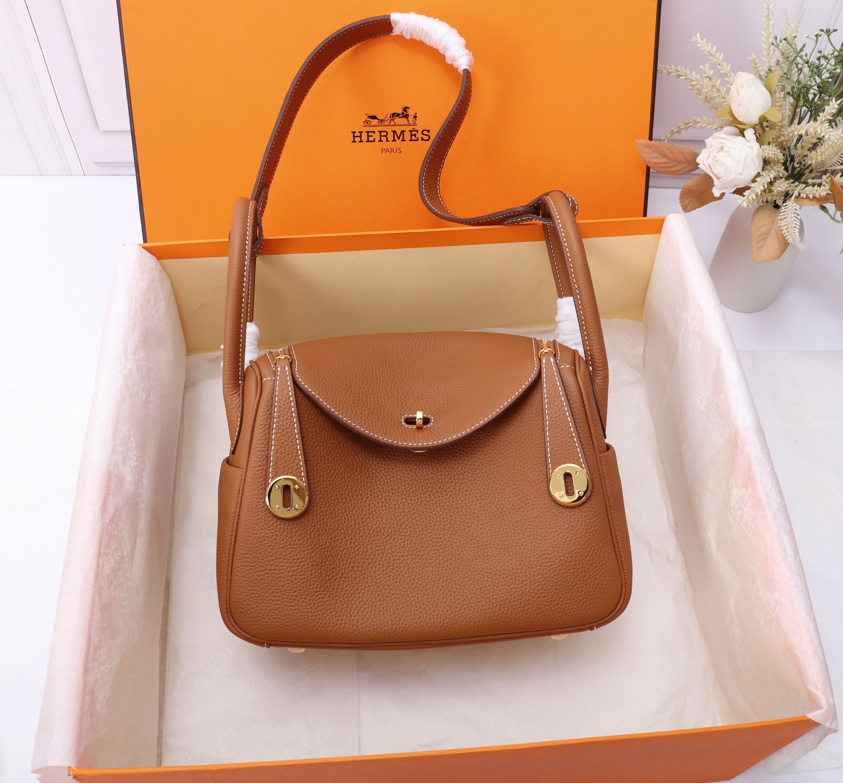 琳迪lindy 26cm批：580💰💰
颜色：金棕金
Tc皮 莎菲线缝制  防伪线清晰
lindy26保留了琳迪包所有细节的完整设计，侧口袋、拉链等全部都是经典的设计√
这只小可爱暴击了多少人的少女心