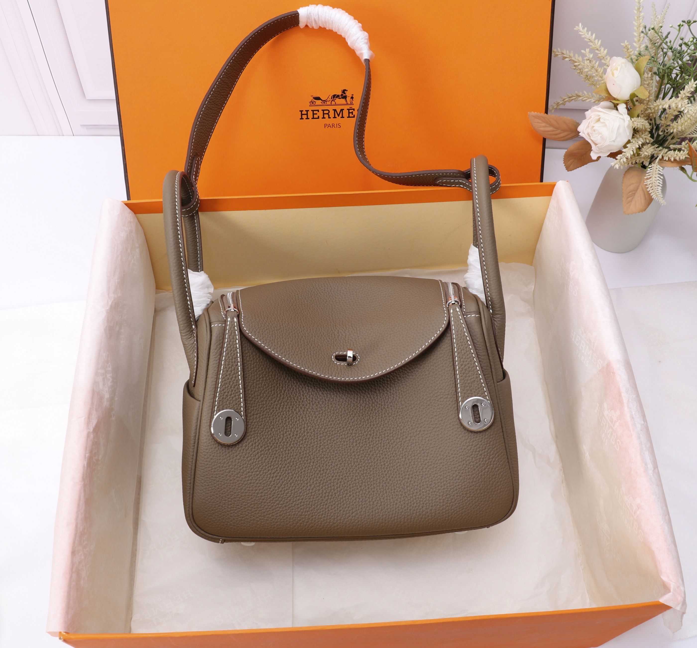 琳迪lindy 26cm批: 💰 颜色:大象灰银 Tc皮 莎菲线缝制 防伪线清晰 lindy26保留了琳迪包所有细节的完整设计,侧口袋、拉链等全部都是经典的设计√ 这只小可爱暴击了多少人的少女心