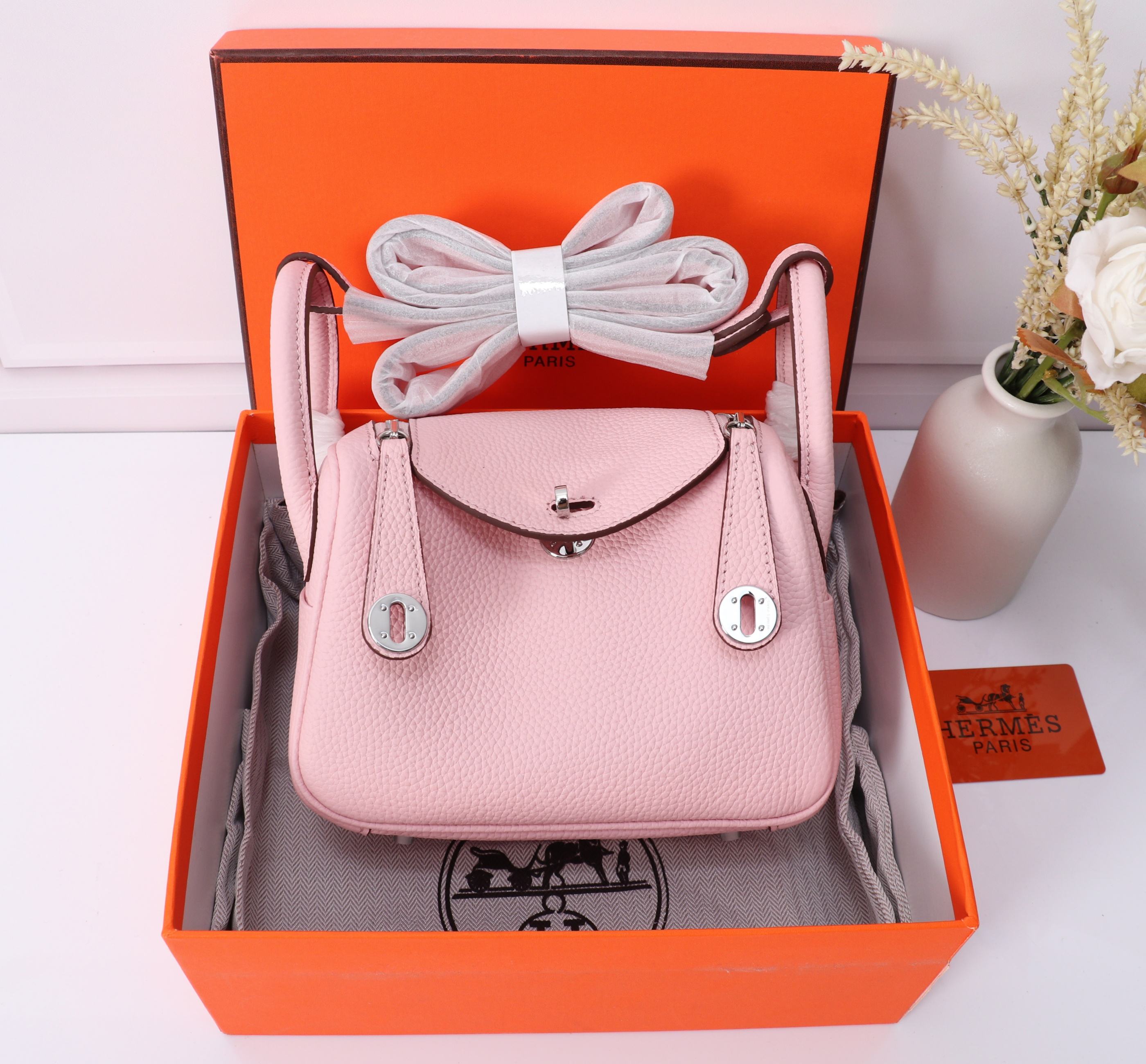 (Rosa 3Q) ☐ 𝑴𝒊𝒏𝒊 𝒍𝒊𝒏𝒅𝒚 𝟭𝟵𝑪𝒎 ♡ Hermès (hebilla plateada de batido blanco) Lindy𝟏𝟗 conserva todos los deta…