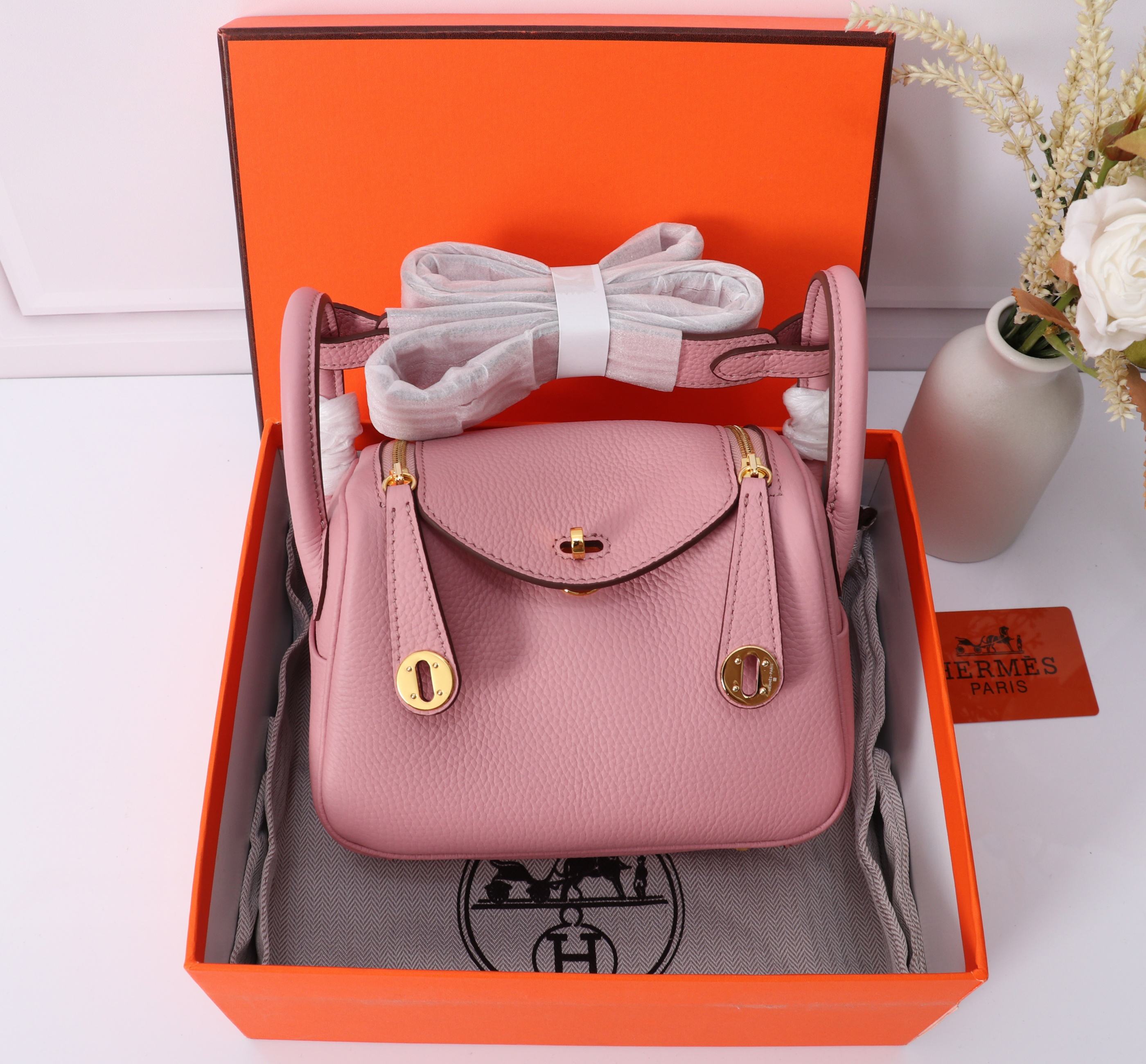 (Malva púrpura) ☐ 𝑴𝒊𝒏𝒊 𝒍𝒊𝒏𝒅𝒚 𝟭𝟵𝑪𝒎 ♡ Hermès (hebilla plateada de batido blanco) Lindy𝟏𝟗 conserva todos lo…