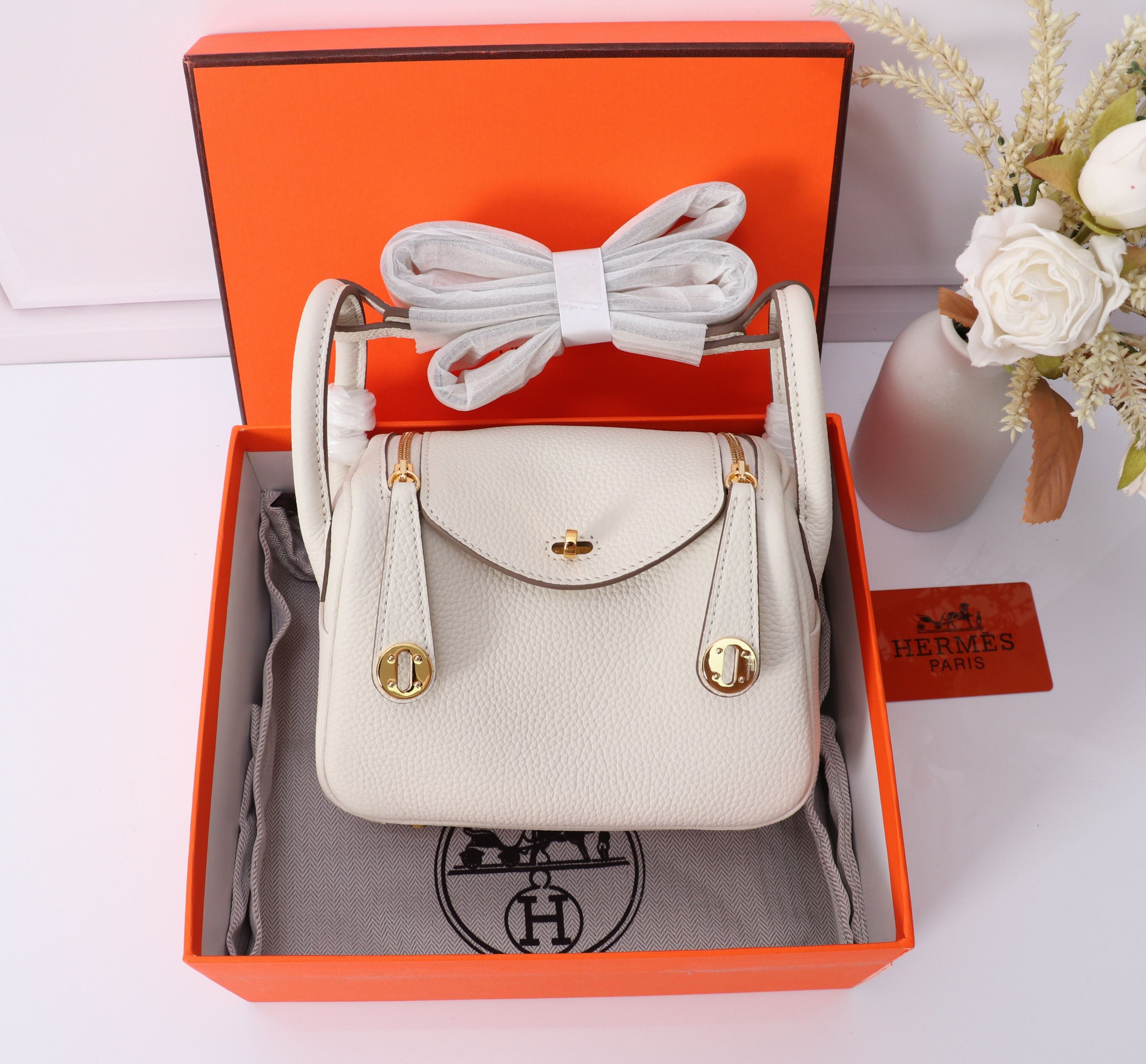 （Blanco batido）☐ 𝑴𝒊𝒏𝒊 𝒍𝒊𝒏𝒅𝒚 𝟭𝟵𝑪𝒎 ♡ Hermès (blanco batido con cierre plateado) Lindy𝟏𝟗 conserva todos los…