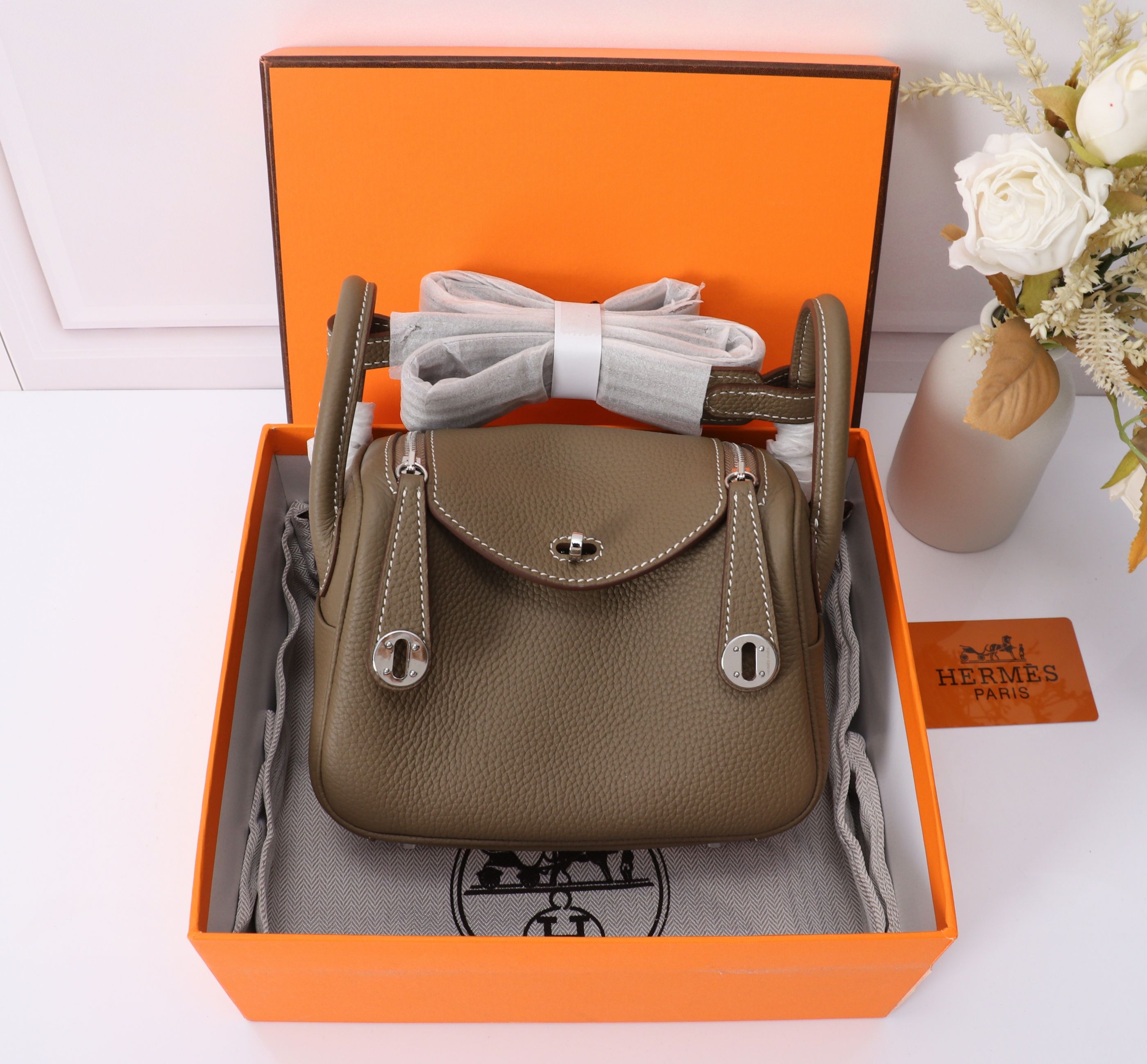 （Gris elefante）☐ 𝑴𝒊𝒏𝒊 𝒍𝒊𝒏𝒅𝒚 𝟭𝟵𝑪𝒎 ♡ Hermès (blanco batido con cierre plateado) Lindy𝟏𝟗 conserva todos los…