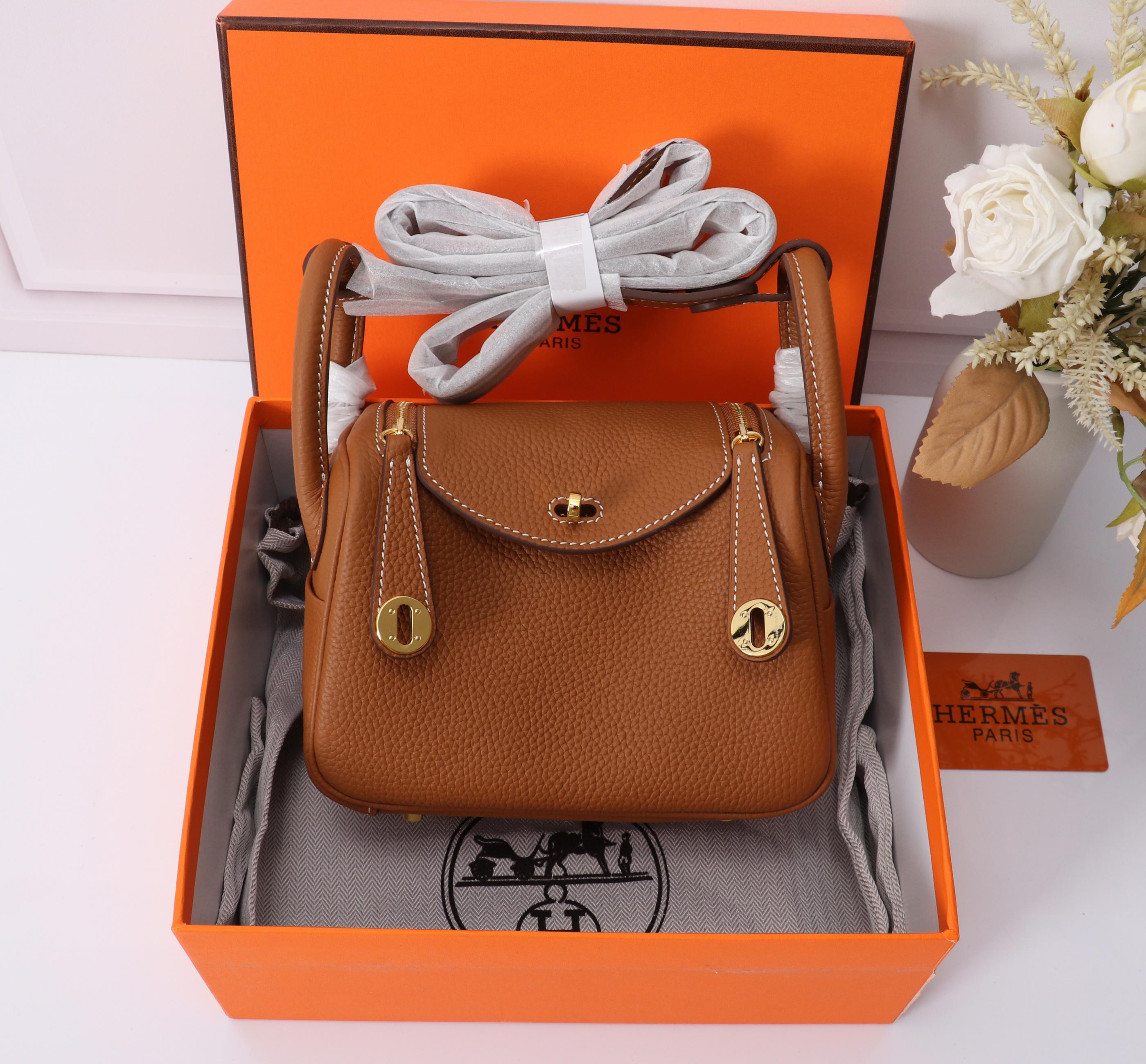 （Marrón dorado）☐ 𝑴𝒊𝒏𝒊 𝒍𝒊𝒏𝒅𝒚 𝟭𝟵𝑪𝒎 ♡ Hermès (blanco batido con cierre plateado) Lindy𝟏𝟗 conserva todos los…