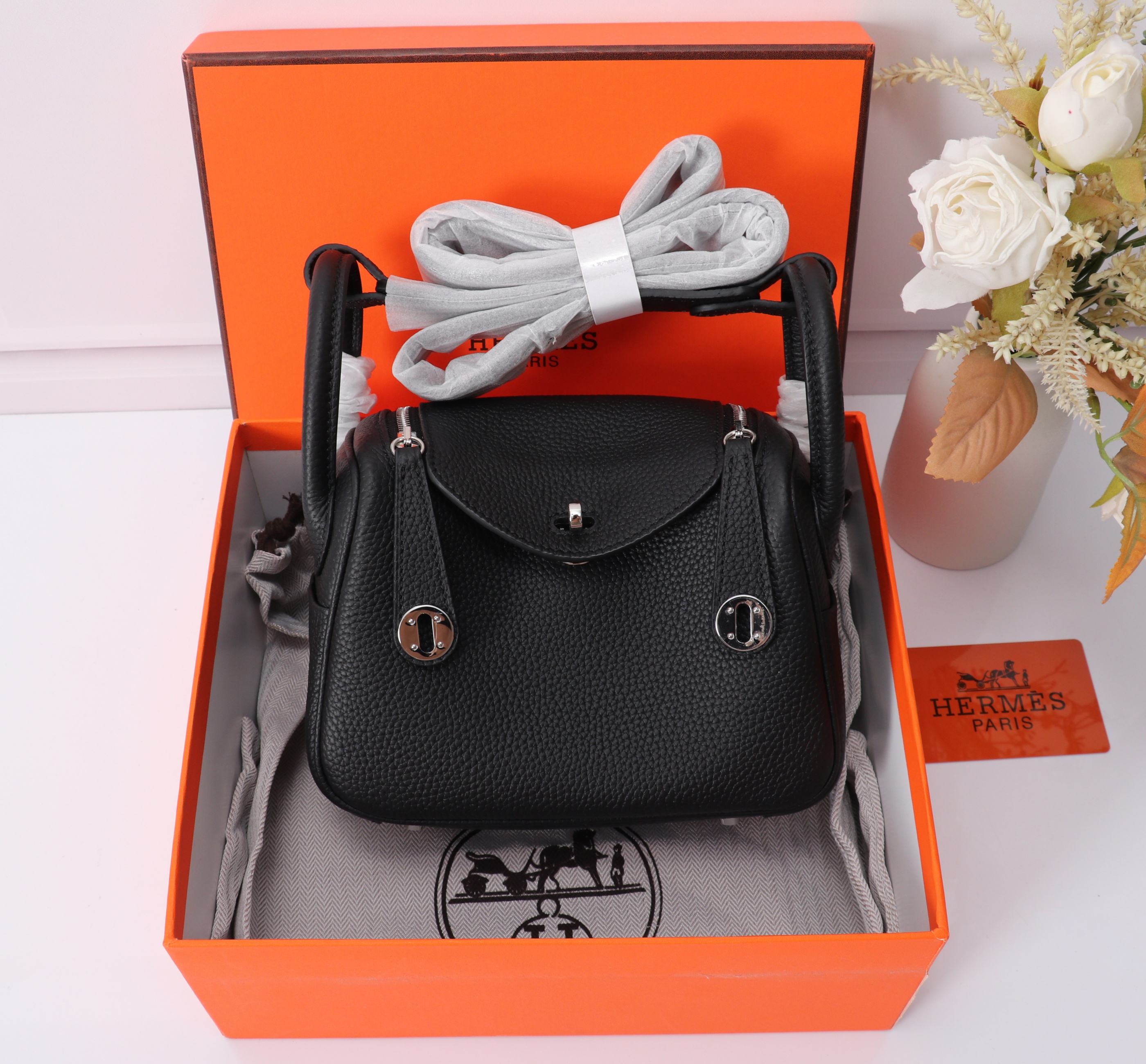 （Negro y plateado）☐ 𝑴𝒊𝒏𝒊 𝒍𝒊𝒏𝒅𝒚 𝟭𝟵𝑪𝒎 P ♡ Hermès (blanco batido con cierre plateado) Lindy𝟏𝟗 conserva todo…