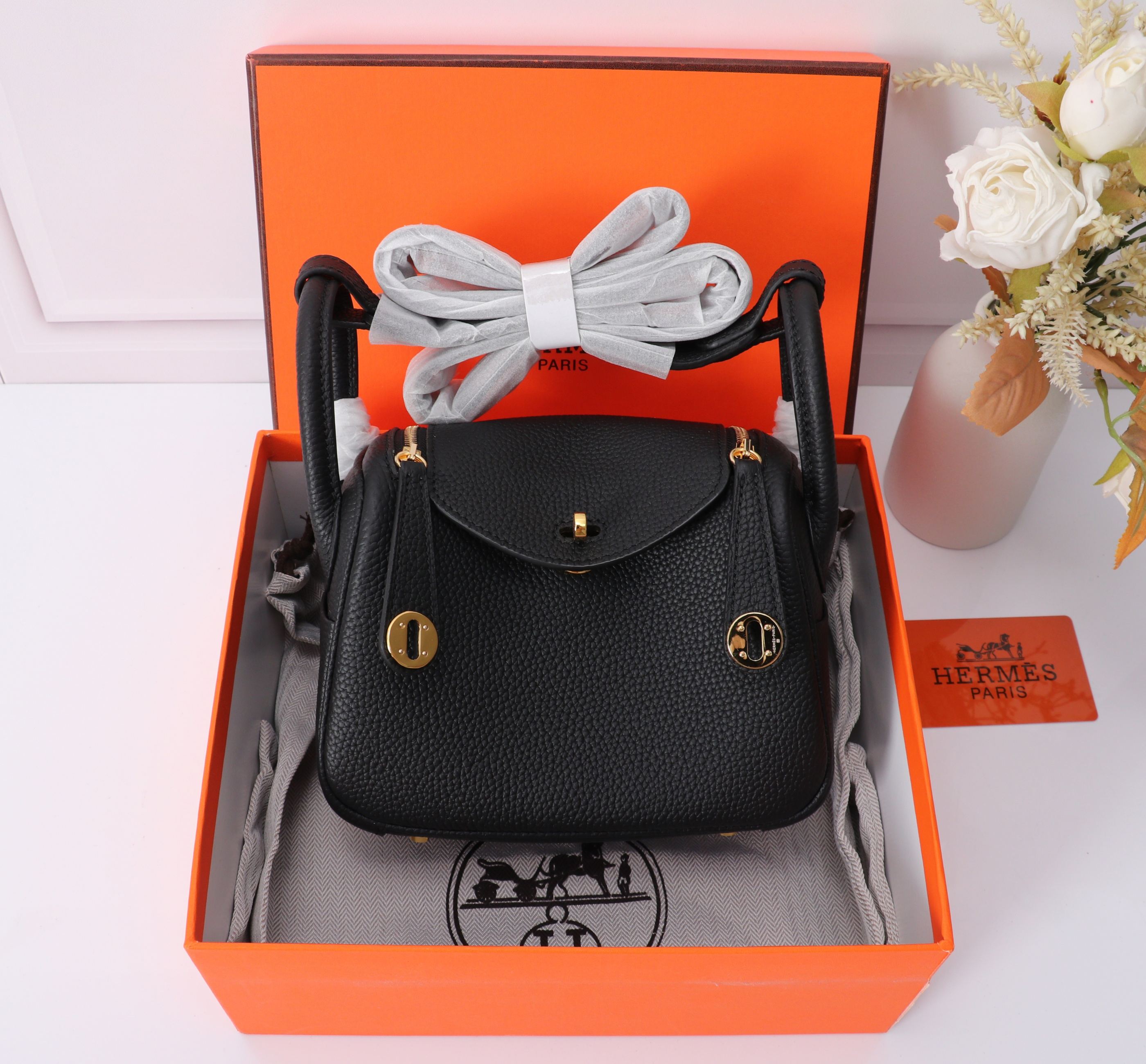 （Negro y dorado）☐ 𝑴𝒊𝒏𝒊 𝒍𝒊𝒏𝒅𝒚 𝟭𝟵𝑪𝒎 ♡ Hermès (blanco batido con cierre plateado) Lindy𝟏𝟗 conserva todos lo…
